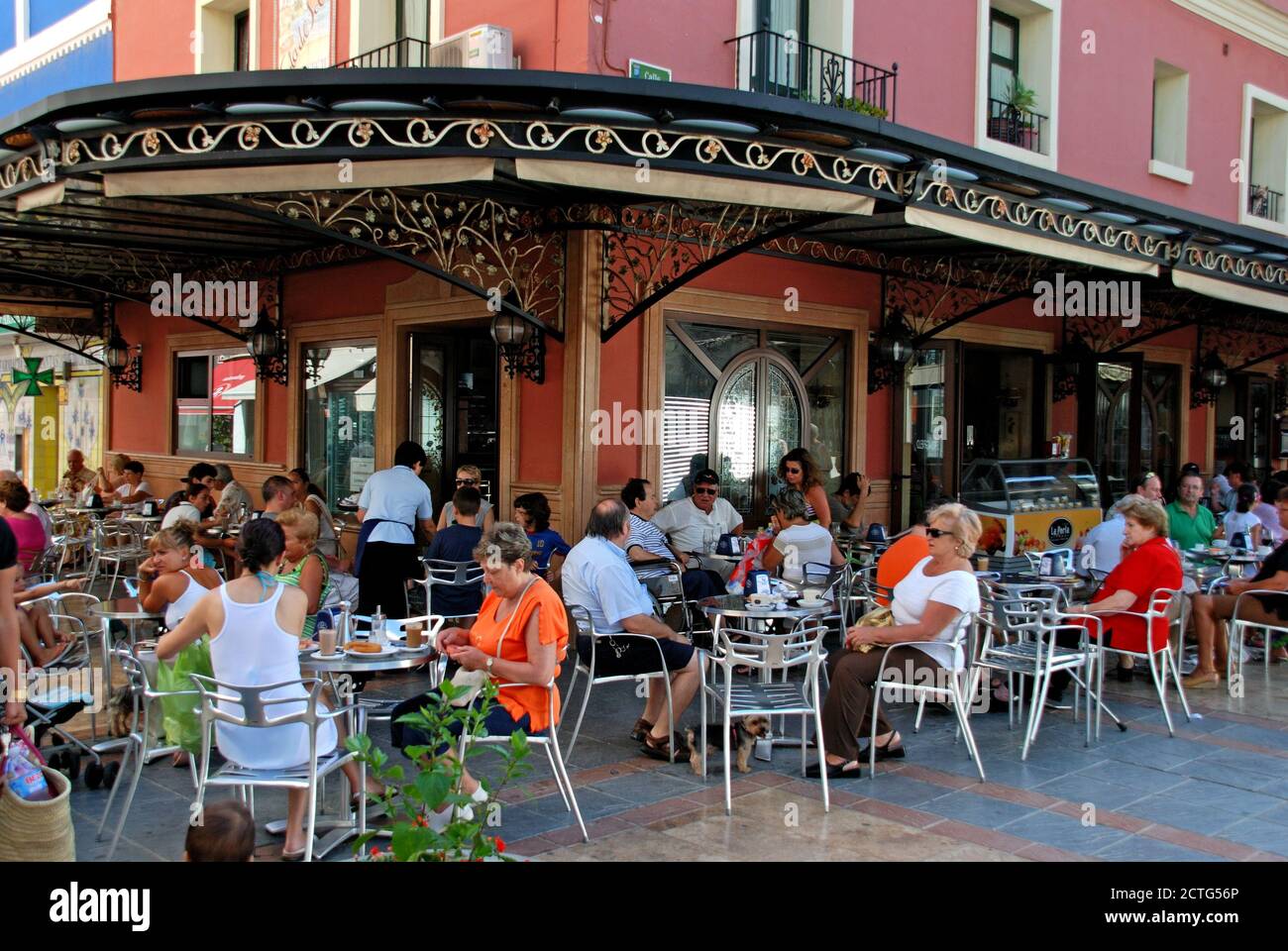 Les touristes se détendant dans un café pavé dans le centre-ville, Fuengirola, Espagne. Banque D'Images