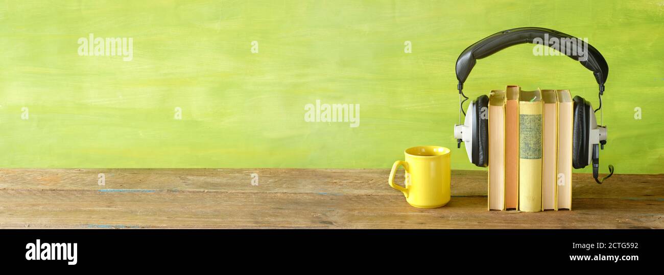 concept de livre audio, pile de livres et écouteurs vintage, panoramique avec grand espace de copie Banque D'Images