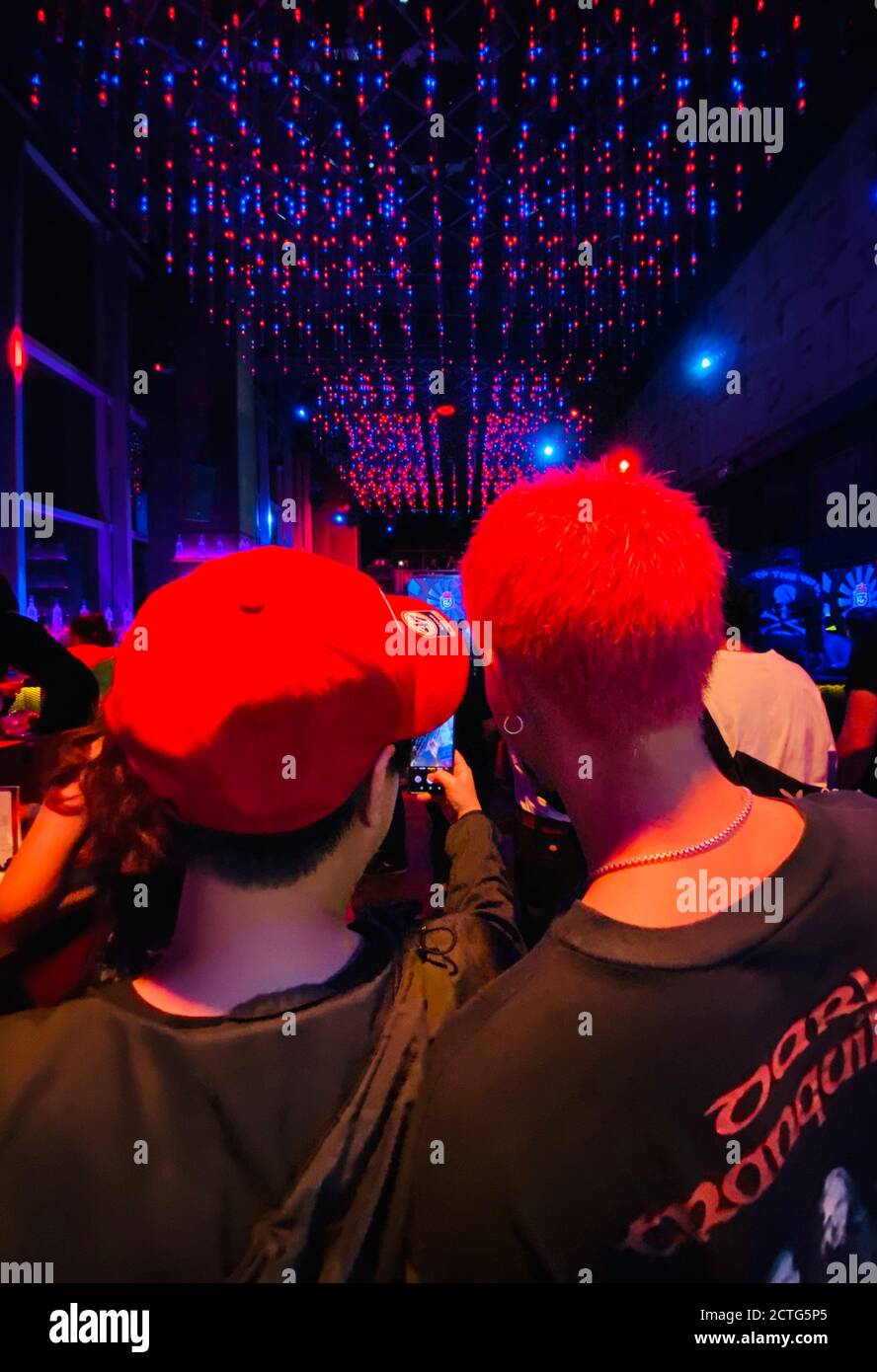 Cheveux rouges chapeau rouge couple dans la boîte de nuit Banque D'Images