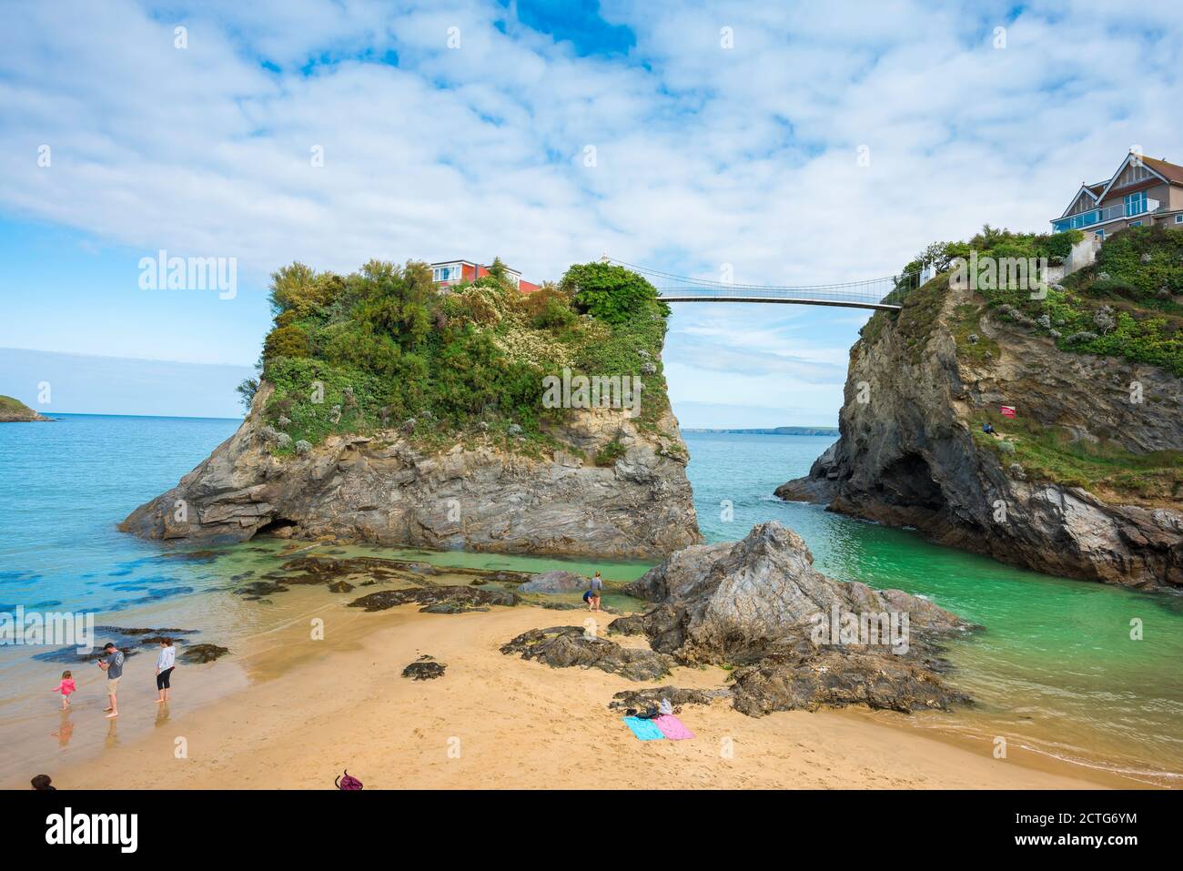Voyagez au Royaume-Uni Angleterre, vue en été d'une famille debout près de l'île sur Towan Beach à Newquay, Cornouailles, sud-ouest de l'Angleterre, Royaume-Uni Banque D'Images
