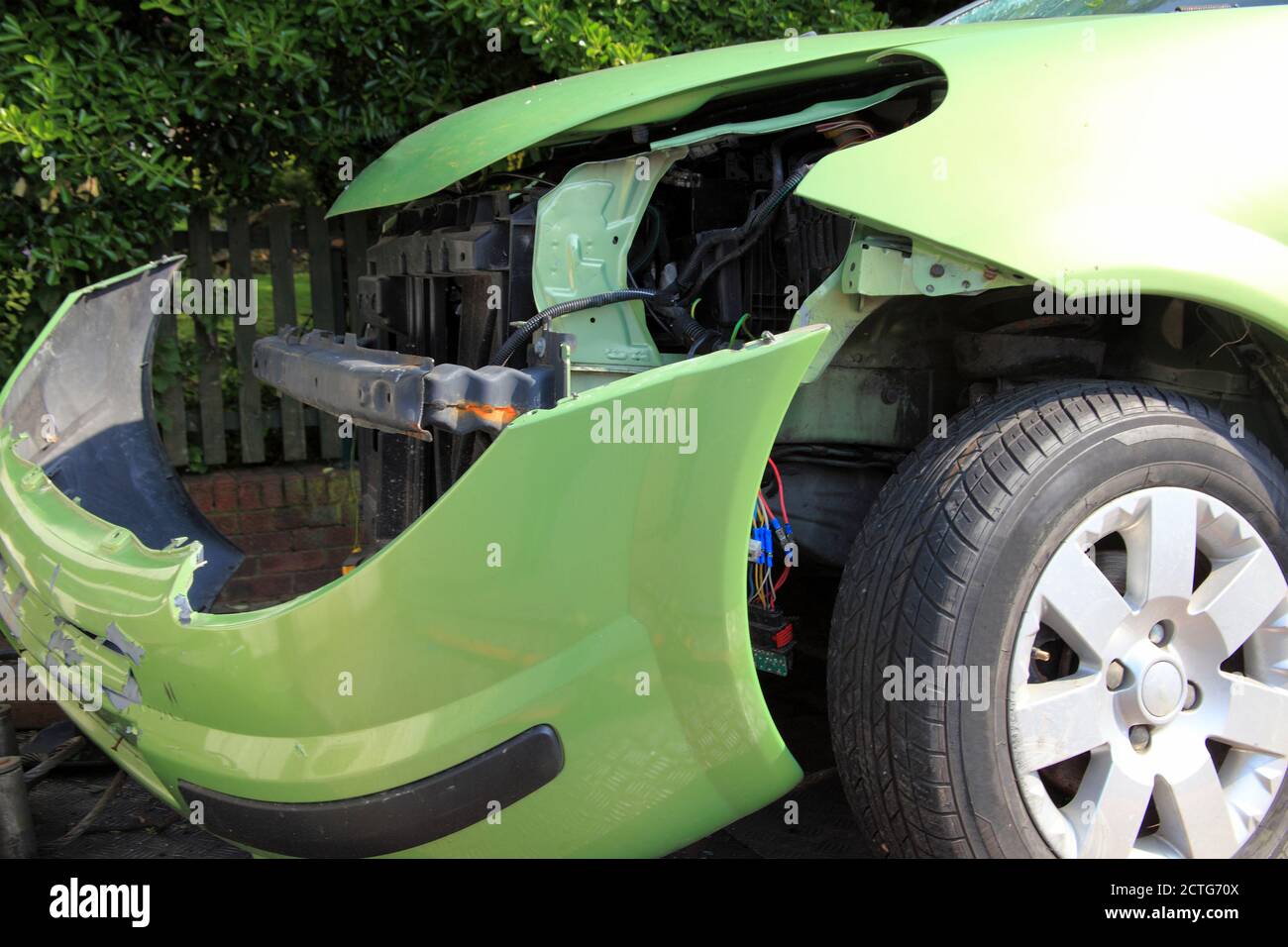 Une épave de voiture s'est heurté à un accident de véhicule qui le fera mener à une image de stock de réclamation d'entreprise d'assurance Banque D'Images