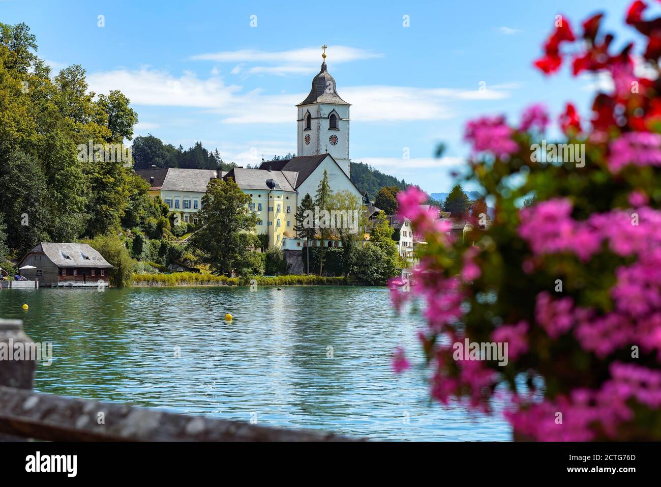 Sankt Wolfgang ville dans la rive du lac Wolfgang. Petite ville historique où commence le train à crémaillère à Schafberg au sommet de la colline Banque D'Images