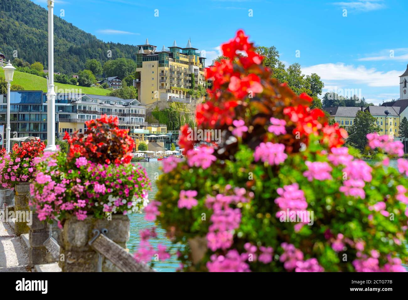 Sankt Wolfgang ville dans la rive du lac Wolfgang. Petite ville historique où commence le train à crémaillère à Schafberg au sommet de la colline Banque D'Images