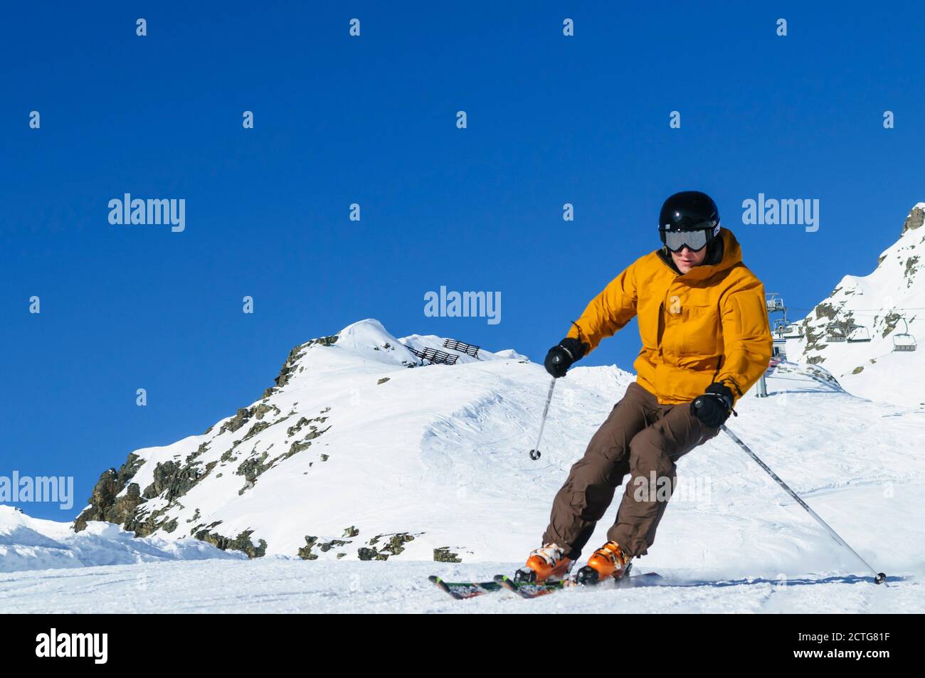 Jeune homme ski de manière élégante et sportive Banque D'Images