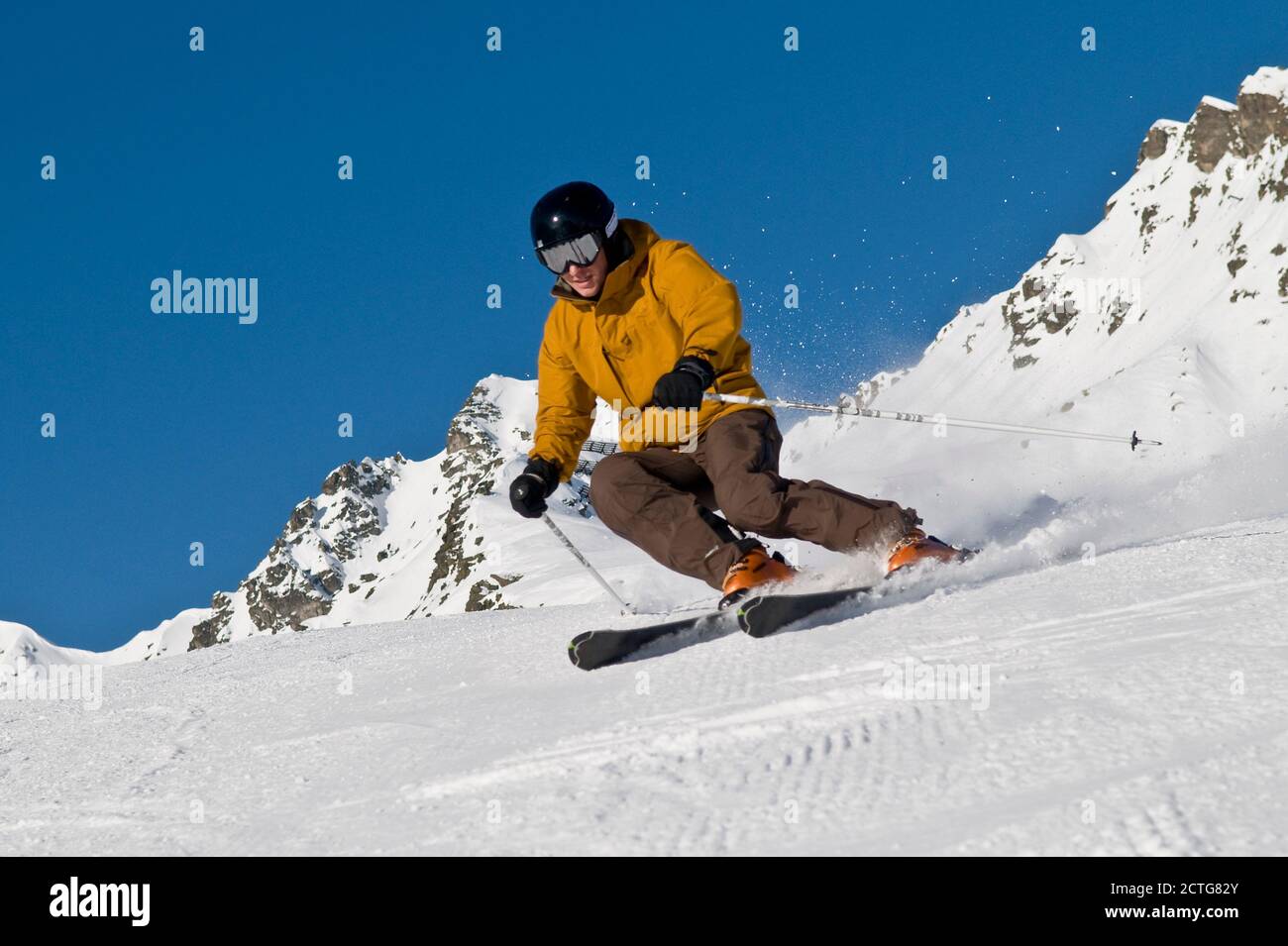 Jeune homme ski de manière élégante et sportive Banque D'Images