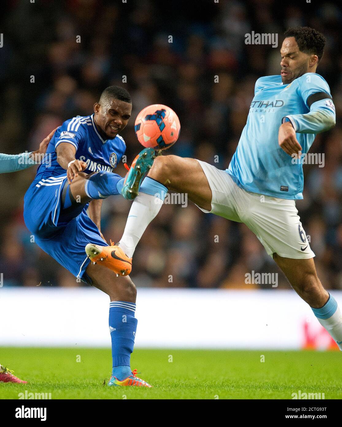 SAMUEL ETO'O BATAILLES AVEC JOLEON LESCOTT MANCHESTER CITY v CHELSEA FA CUP ROUND 5 Copyright image : Mark pain / ALAY 07774 842005. 15/2/2014 Banque D'Images
