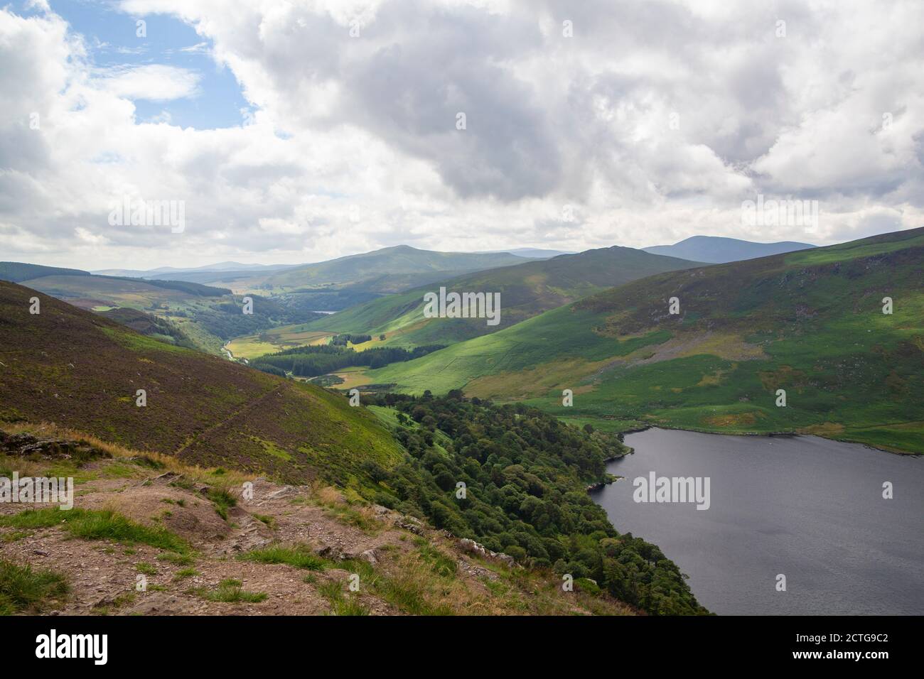 Vue panoramique sur un Lough Tay dans les montagnes de Wicklow Parc national en Irlande Banque D'Images