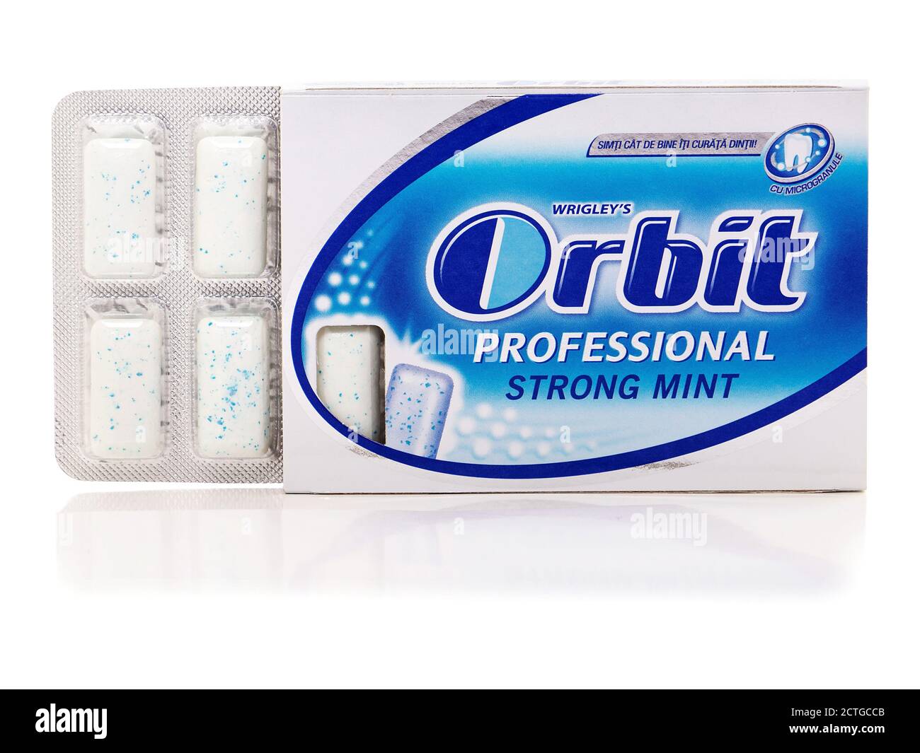 BUCAREST, ROUMANIE - 30 JANVIER 2016. Orbit forte chewing-gum de menthe isolé sur blanc, produit par le Wrigley Banque D'Images