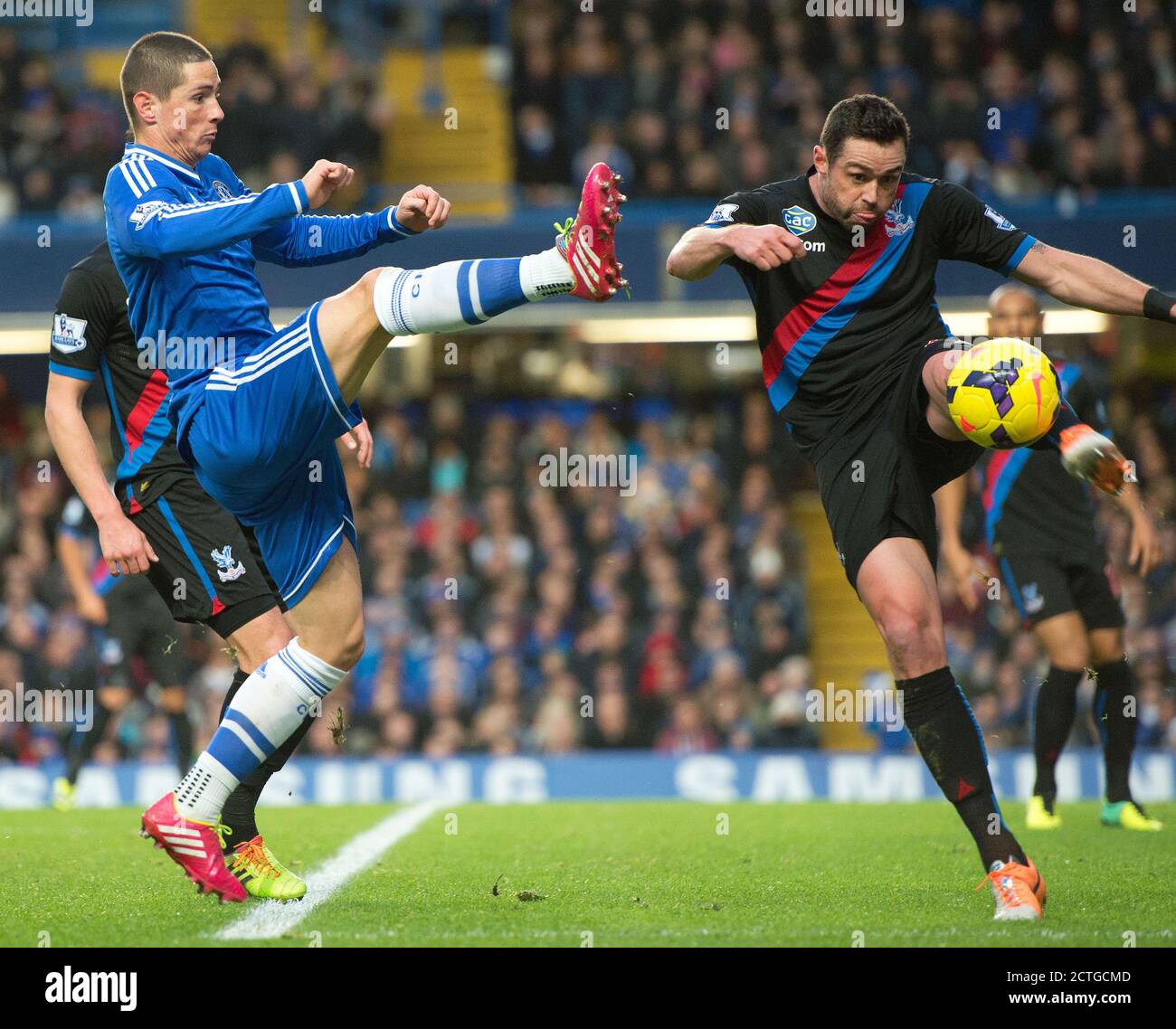 FERNANDO TORRES MET DAMIEN DELANEY SOUS PRESSION Chelsea v Crystal Palace Premier League - Stamford Bridge Copyright image : Mark pain / Alamy Banque D'Images