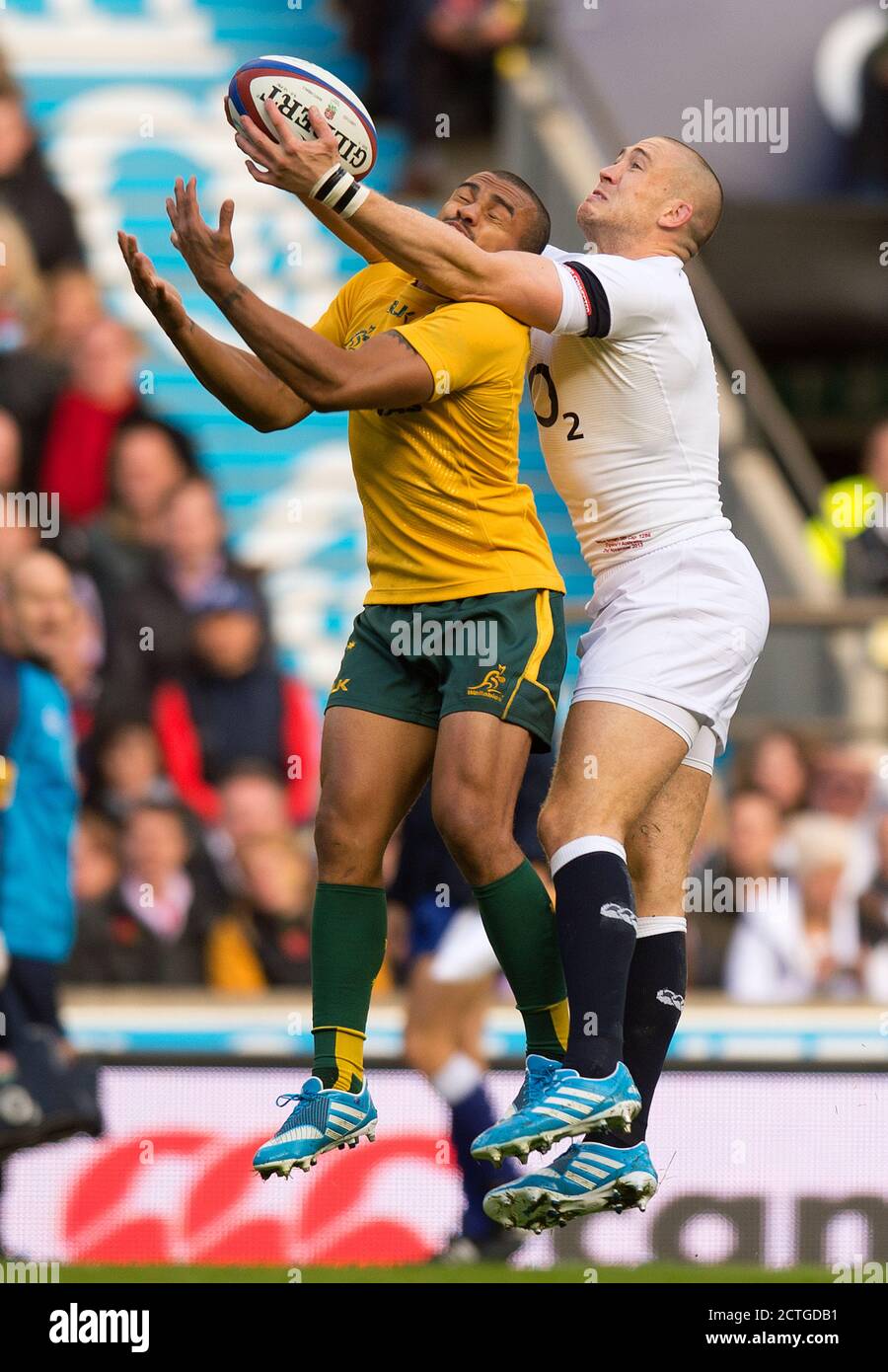 MIKE BROWN CHALLENGES FOR THE BALL WITH QUADE COOPER ENGLAND v AUSTRALIA QBE INTERNATIONAL - TWICKENHAM Copyright image : Mark pain Banque D'Images