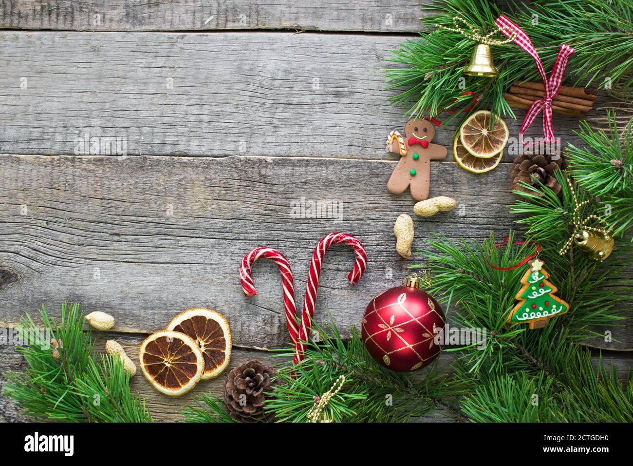 Fond de Noël avec branches de sapin et décorations de Noël, espace de copie Banque D'Images