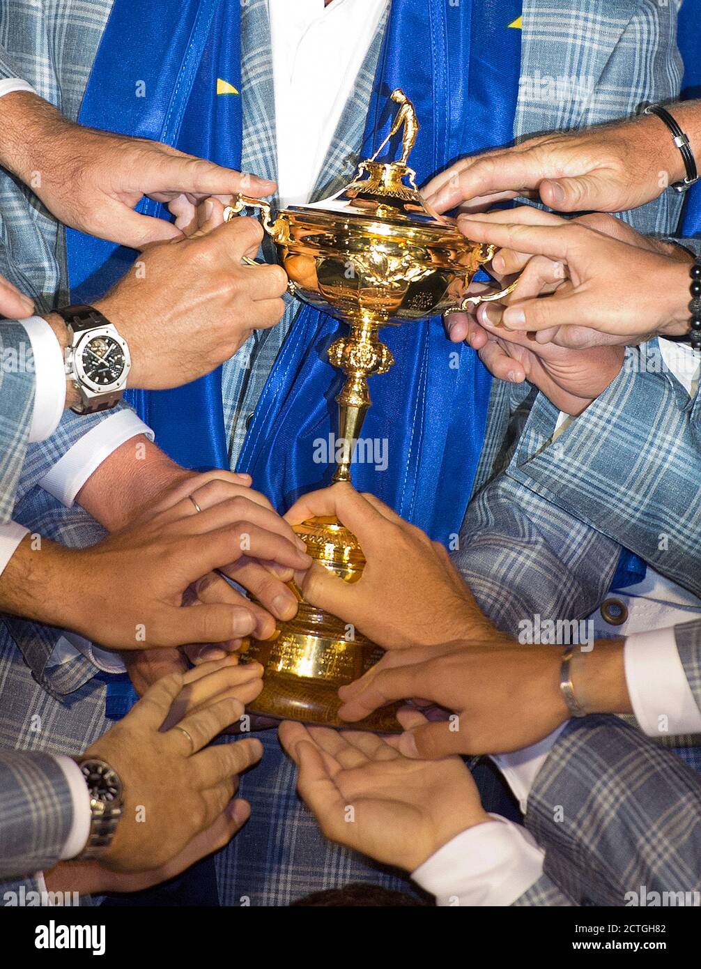L'équipe européenne célèbre la victoire de la Ryder Cup. RYDER CUP 2012 - MEDINAH, CHICAGO PHOTO CREDIT : © MARK PAIN / ALAMY Banque D'Images