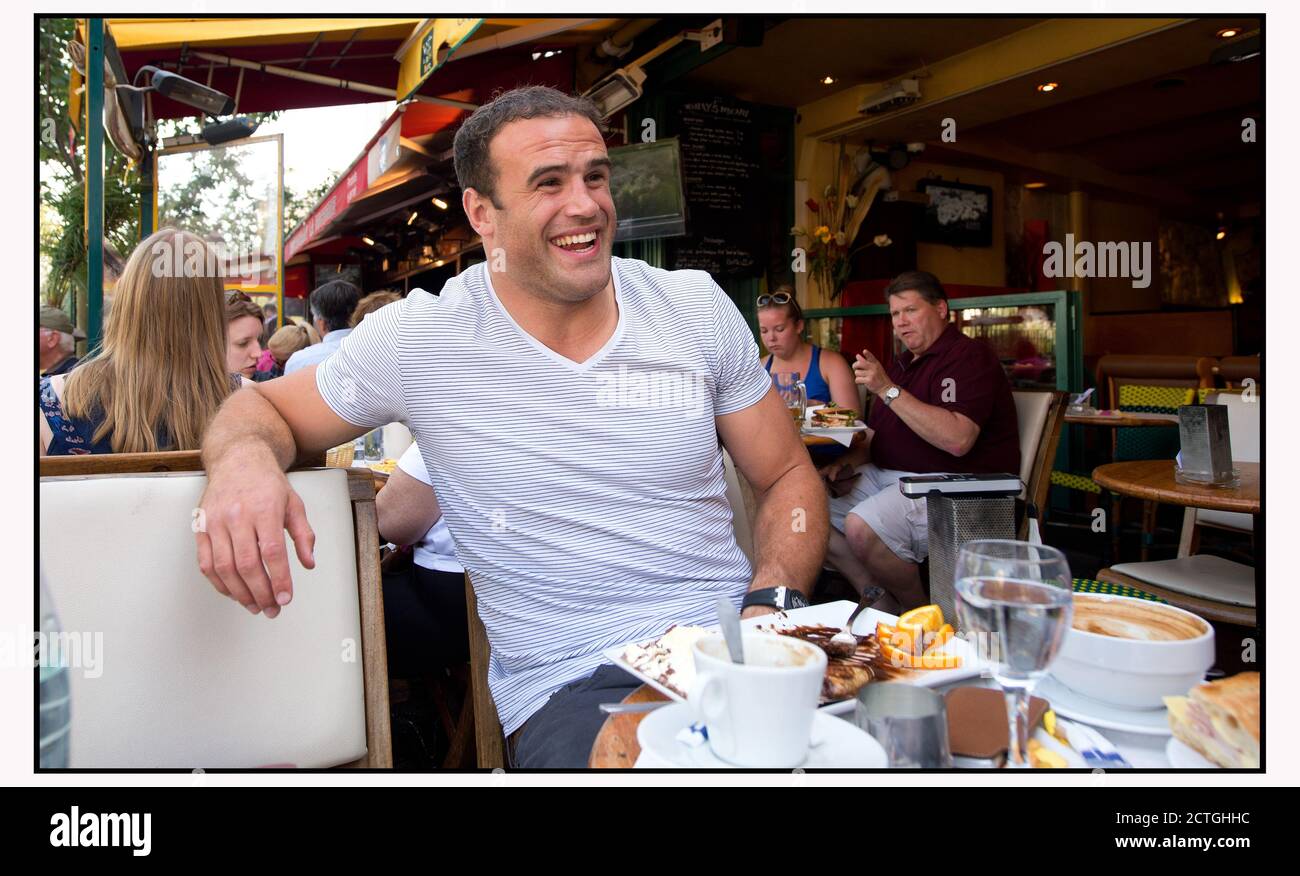 LES LIONS ET LE JOUEUR DE RUGBY GALLOIS JAMIE ROBERTS PROFITENT DE LA VIE ET JOUENT À PARIS. CRÉDIT PHOTO : © MARK PAIN / PHOTO DE STOCK D'ALAMY Banque D'Images