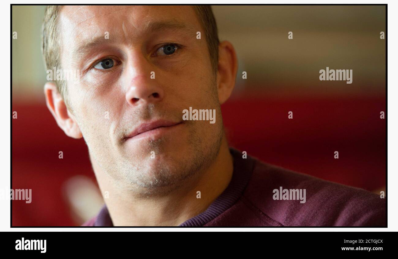 UN RELALXD JONNY WILKINSON DANS UN CAFÉ PRÈS DE CHEZ LUI PRÈS DE TOULON, EN FRANCE, À L'OCCASION DU 10E ANNIVERSAIRE DE LA VICTOIRE DE LA COUPE DU MONDE DE RUGBY. CRÉDIT : DOULEUR DE MARQUE Banque D'Images
