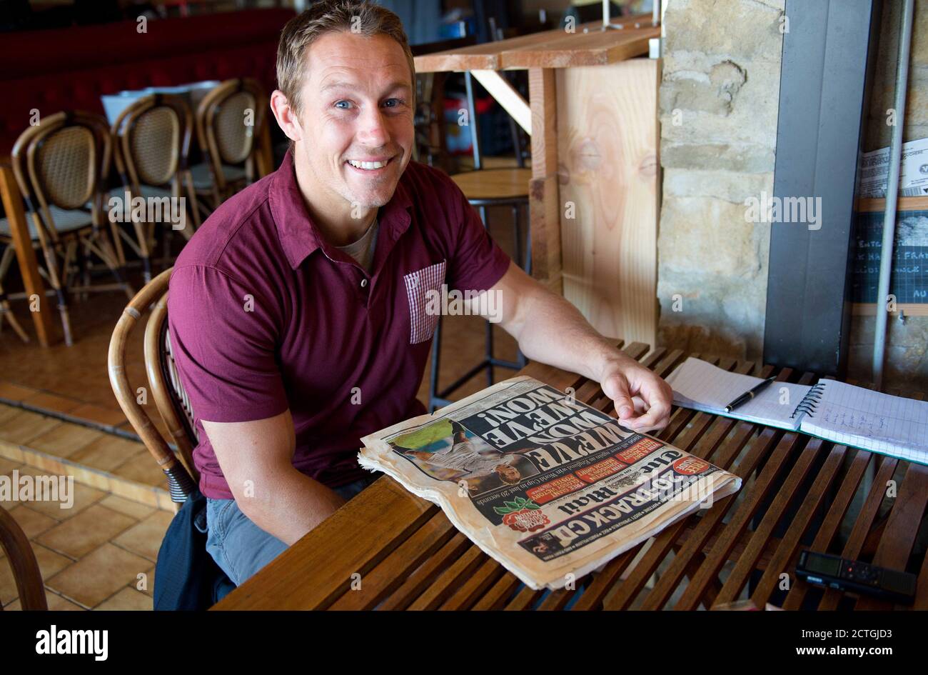 UN RELALXD JONNY WILKINSON DANS UN CAFÉ PRÈS DE CHEZ LUI PRÈS DE TOULON, EN FRANCE, À L'OCCASION DU 10E ANNIVERSAIRE DE LA VICTOIRE DE LA COUPE DU MONDE DE RUGBY. CRÉDIT : DOULEUR DE MARQUE Banque D'Images
