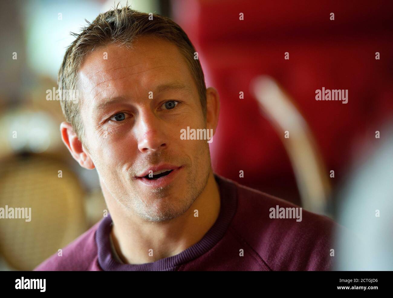 UN RELALXD JONNY WILKINSON DANS UN CAFÉ PRÈS DE CHEZ LUI PRÈS DE TOULON, EN FRANCE, À L'OCCASION DU 10E ANNIVERSAIRE DE LA VICTOIRE DE LA COUPE DU MONDE DE RUGBY. CRÉDIT : DOULEUR DE MARQUE Banque D'Images