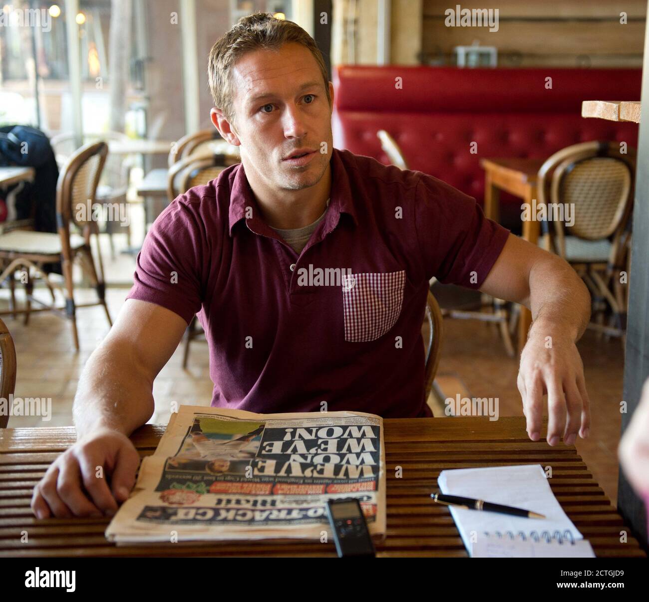 UN RELALXD JONNY WILKINSON DANS UN CAFÉ PRÈS DE CHEZ LUI PRÈS DE TOULON, EN FRANCE, À L'OCCASION DU 10E ANNIVERSAIRE DE LA VICTOIRE DE LA COUPE DU MONDE DE RUGBY. CRÉDIT : DOULEUR DE MARQUE Banque D'Images