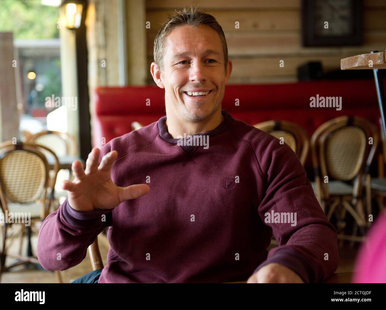UN RELALXD JONNY WILKINSON DANS UN CAFÉ PRÈS DE CHEZ LUI PRÈS DE TOULON, EN FRANCE, À L'OCCASION DU 10E ANNIVERSAIRE DE LA VICTOIRE DE LA COUPE DU MONDE DE RUGBY. CRÉDIT : DOULEUR DE MARQUE Banque D'Images