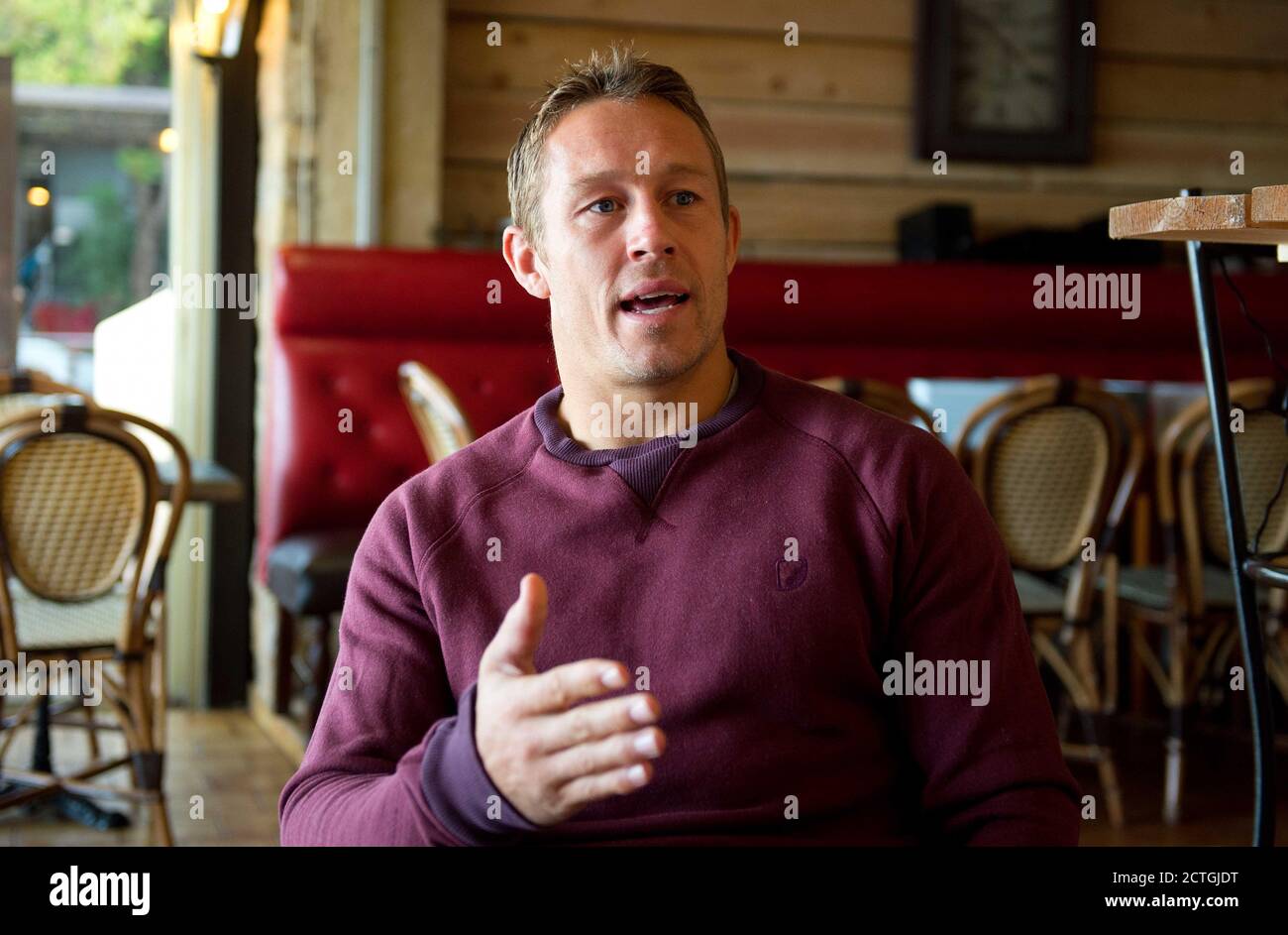 UN RELALXD JONNY WILKINSON DANS UN CAFÉ PRÈS DE CHEZ LUI PRÈS DE TOULON, EN FRANCE, À L'OCCASION DU 10E ANNIVERSAIRE DE LA VICTOIRE DE LA COUPE DU MONDE DE RUGBY. CRÉDIT : DOULEUR DE MARQUE Banque D'Images