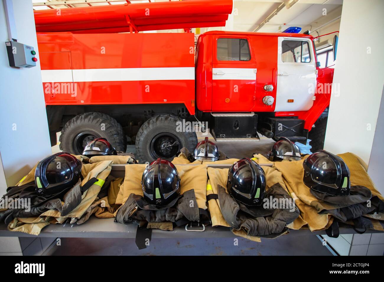 Service des pompiers. Camion de pompiers rouges, casques de pompiers et vêtements de pompiers. Personne. Banque D'Images