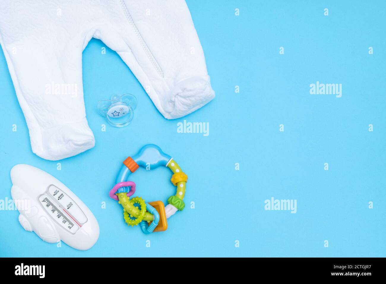 Accessoires De Bebe Mignon Sur Fond Bleu Copier L Espace Vue De Dessus Plat Photo Stock Alamy