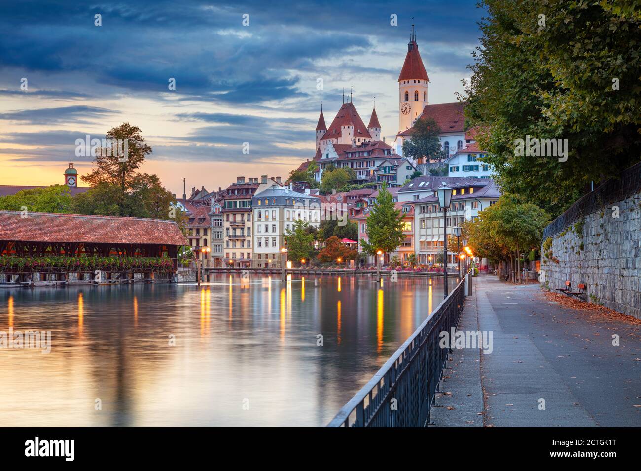 Thun, Suisse. Image de paysage urbain de la belle ville de Thun avec le reflet de la ville dans la rivière Aare au coucher du soleil. Banque D'Images
