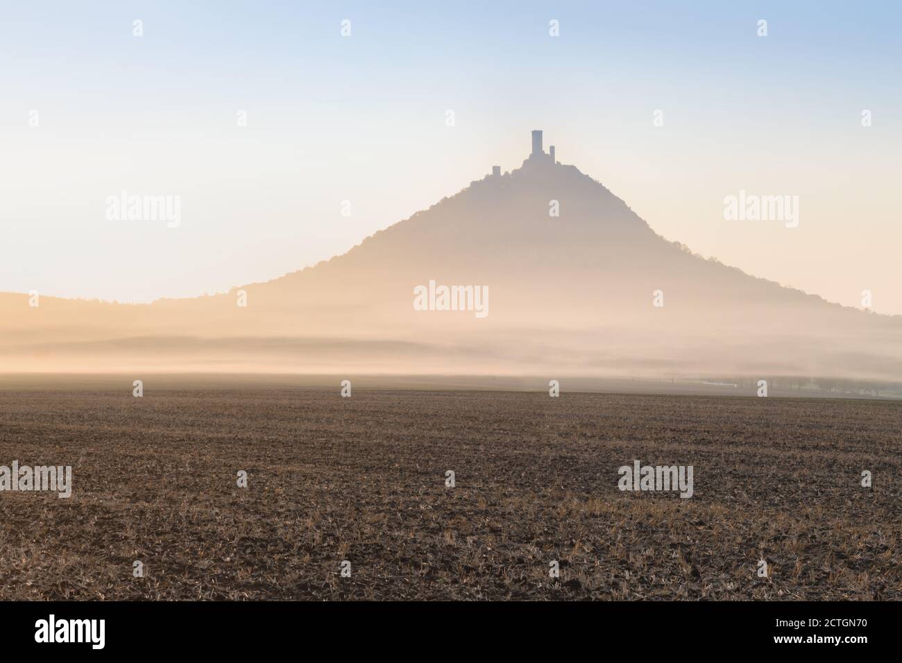 Château Hazmburk. Ruines du château de Hazmburk au sommet du sommet de la chaîne de Ceske Stredohori. Château médiéval avec vue sur la campagne tchèque Banque D'Images