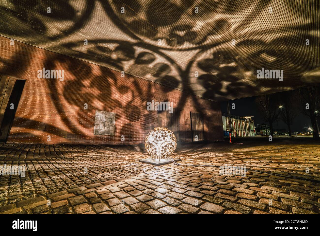 Un orbe ou une sphère étincelante projette des ombres dynamiques sur le Le plafond de Langebro et son faisceau lumineux intense transmet puissant sentiments et énergie sombre Banque D'Images