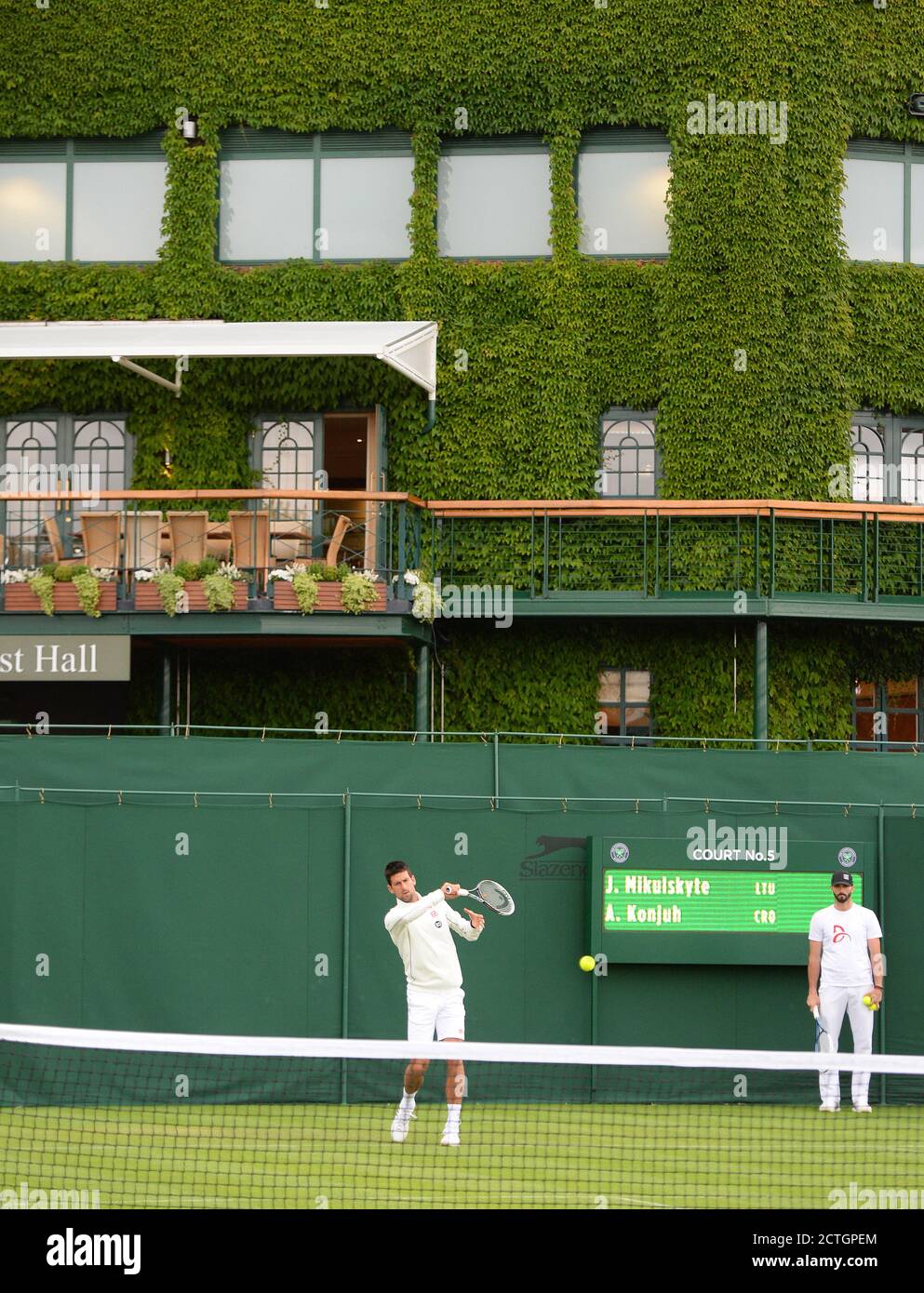 CHAMPION DÉFENSEUR NOVAK DJOKOVIC PENDANT SA SÉANCE D'ENTRAÎNEMENT. CRÉDIT PHOTO : © MARK PAIN / ALAMY Banque D'Images