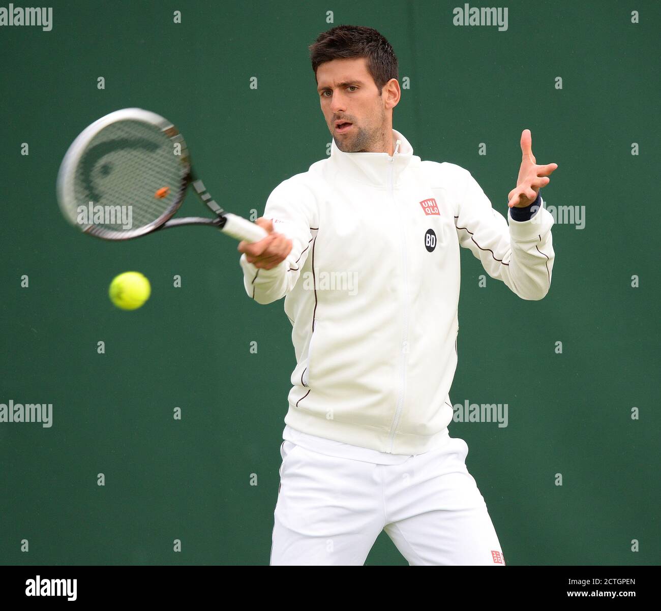 CHAMPION DÉFENSEUR NOVAK DJOKOVIC PENDANT SA SÉANCE D'ENTRAÎNEMENT. CRÉDIT PHOTO : © MARK PAIN / ALAMY Banque D'Images