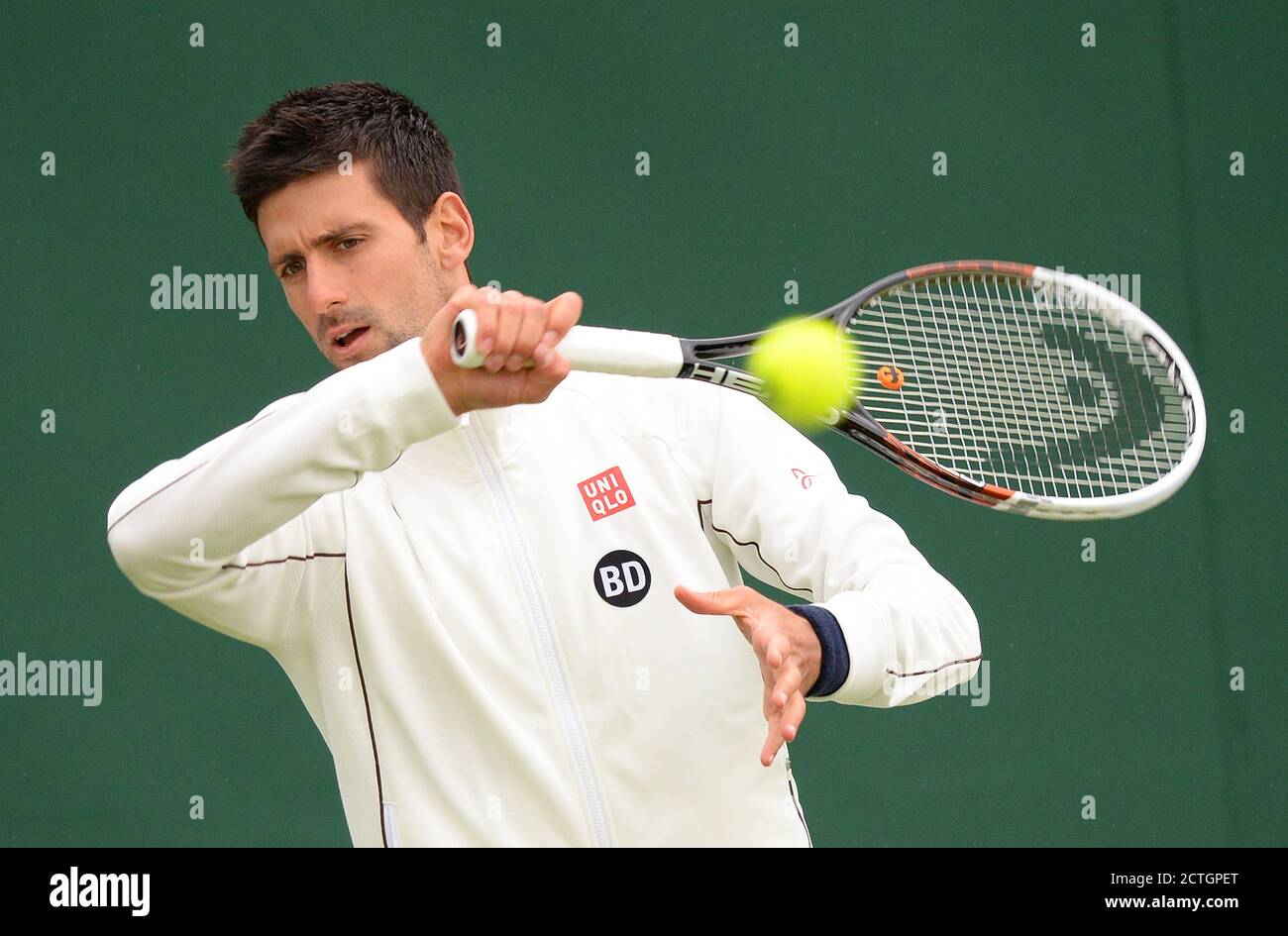 CHAMPION DÉFENSEUR NOVAK DJOKOVIC PENDANT SA SÉANCE D'ENTRAÎNEMENT. WIMBLEDON 2013 PHOTO CREDIT : © MARK PAIN / ALAMY Banque D'Images