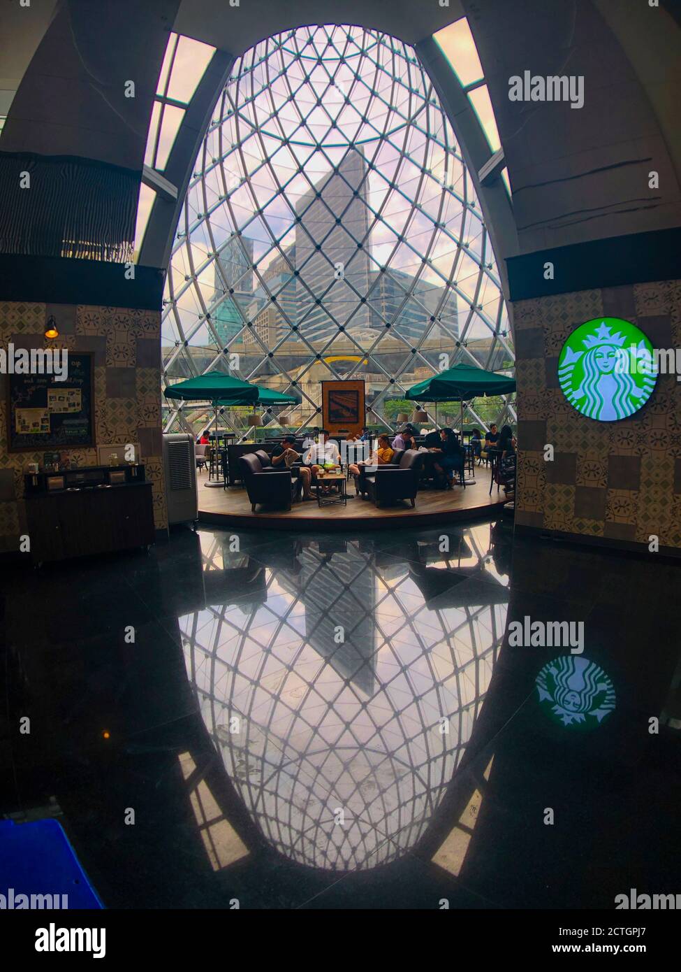 Café Starbucks dans l'atrium en verre à dôme de Sathon Square Banque D'Images