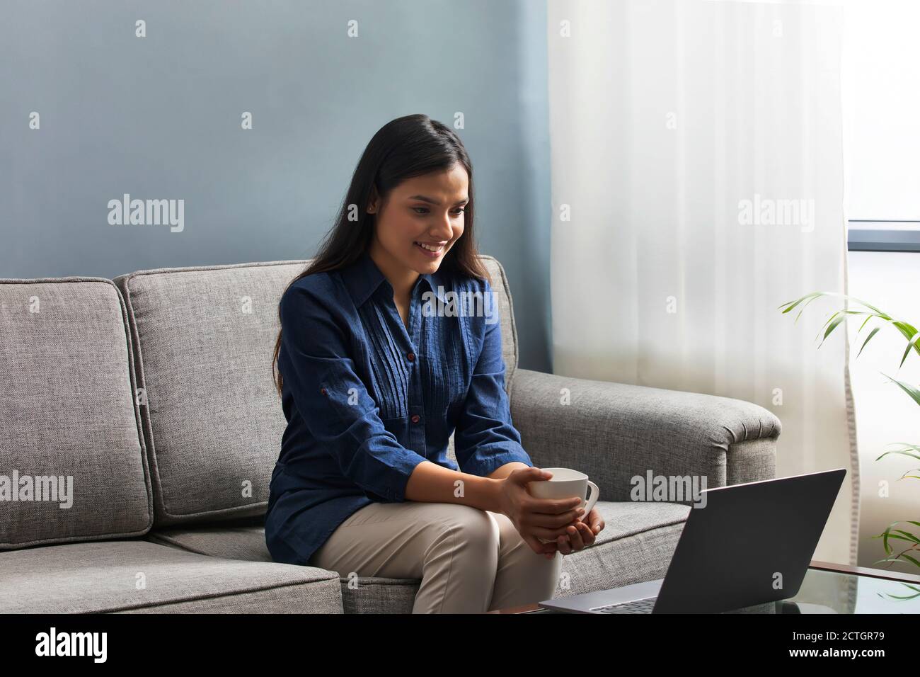 Femme assistant à un appel vidéo de bureau pendant son travail à domicile Banque D'Images