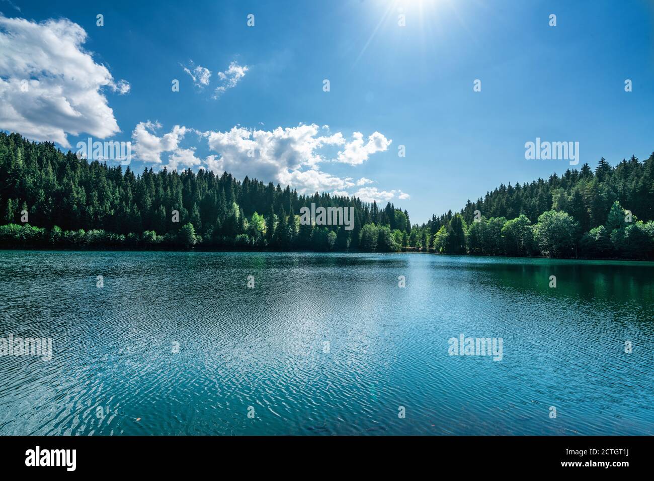 Belle vue sur un lac avec un ciel nuageux et blanc pluffy et un fond de montagne. Concept de tourisme de voyage. Photo de haute qualité Banque D'Images
