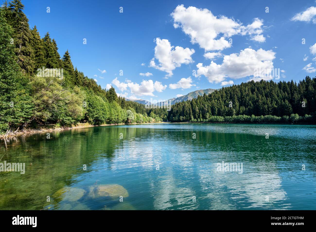 Belle vue sur un lac avec un ciel pluffy nuageux et un fond de montagne. Concept de tourisme de voyage. Photo de haute qualité Banque D'Images