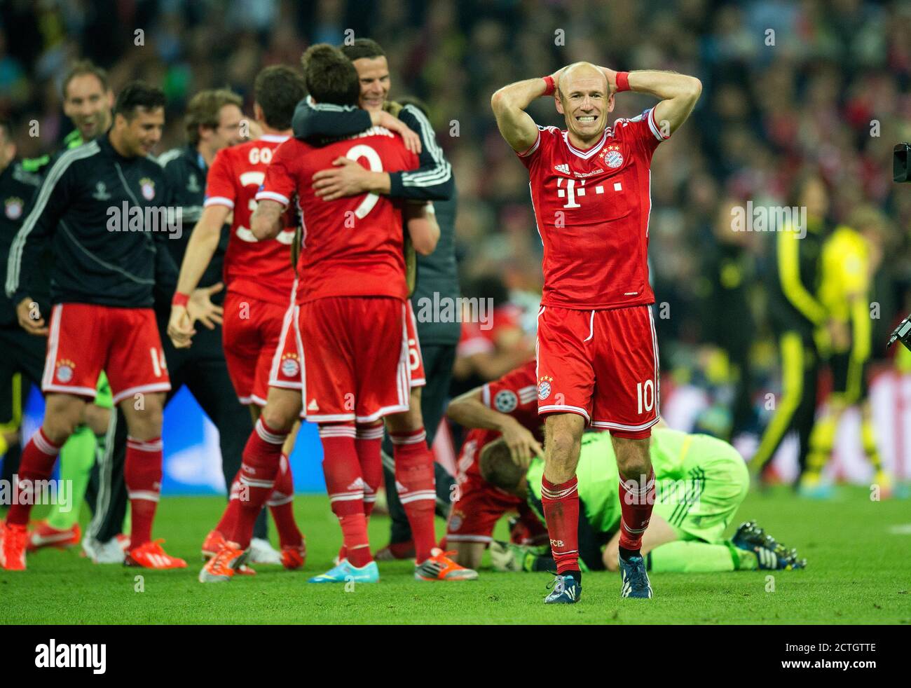 ARJEN ROBBEN CÉLÈBRE AU COUP DE SIFFLET FINAL APRÈS AVOIR MARQUANT LE BUT QUI A REMPORTÉ LA LIGUE DES CHAMPIONS POUR LE BAYERN. CRÉDIT PHOTO : © MARK PAIN / ALAMY Banque D'Images