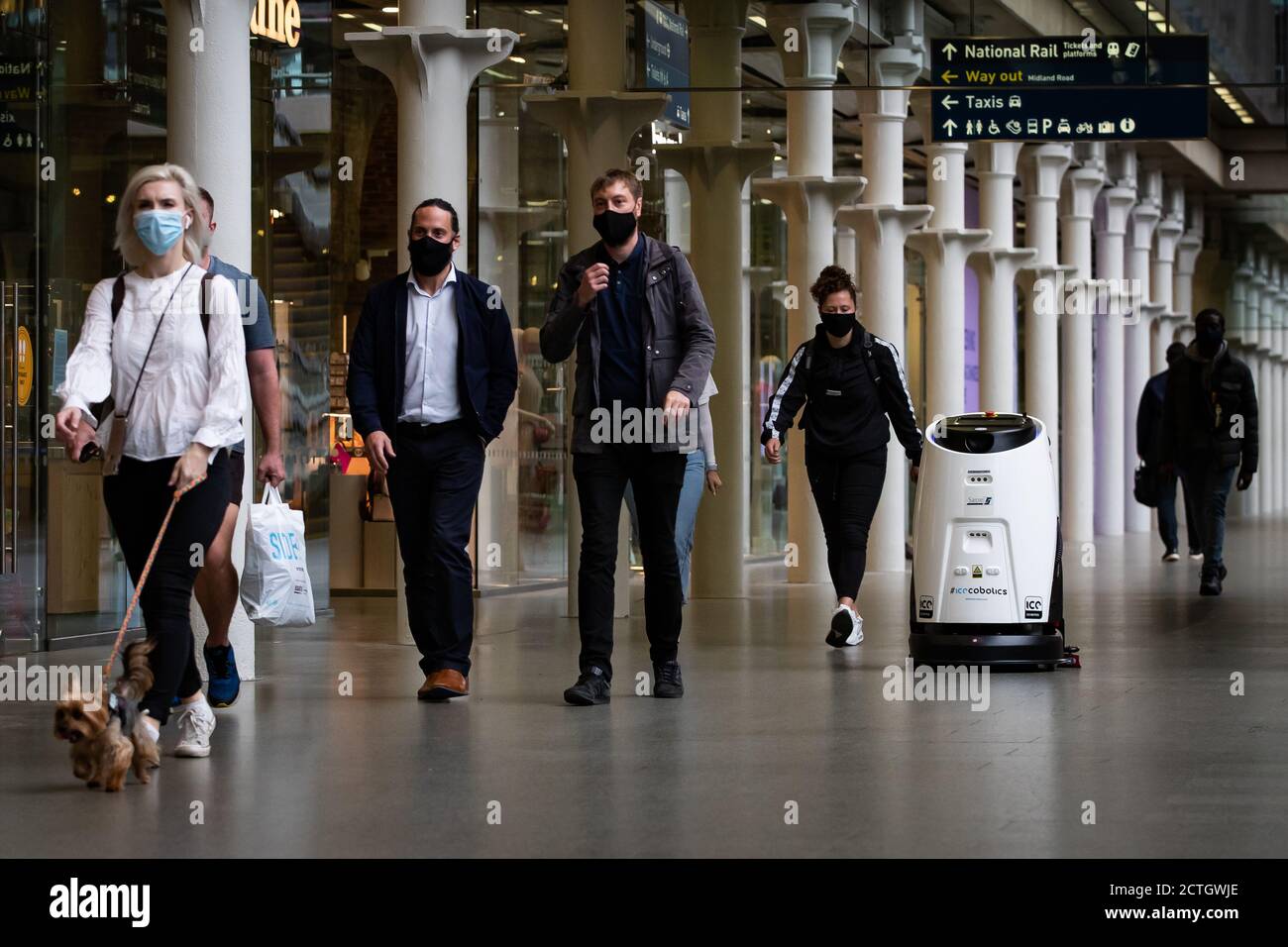 Un robot Eco Bot 50 nettoie et désinfecte les surfaces en même temps qu'un sèche-linge automatisé à St Pancras International, Londres, car il s'agit de la première gare au monde à utiliser des robots de nettoyage de haute technologie pour aider à éliminer les virus dans le hall et les installations historiques. Banque D'Images