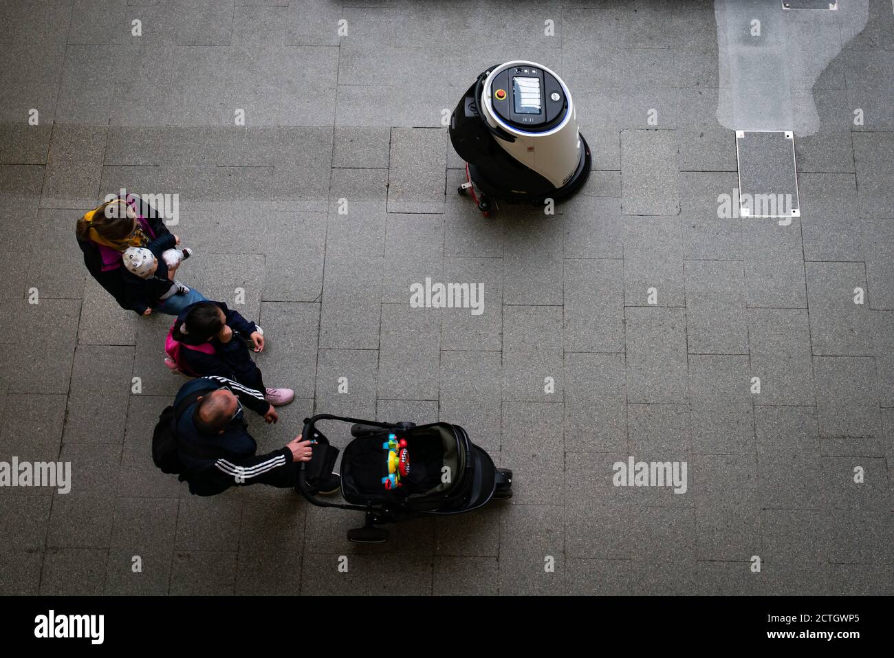 Un robot Eco Bot 50 nettoie et désinfecte les surfaces en même temps qu'un sèche-linge automatisé à St Pancras International, Londres, car il s'agit de la première gare au monde à utiliser des robots de nettoyage de haute technologie pour aider à éliminer les virus dans le hall et les installations historiques. Banque D'Images