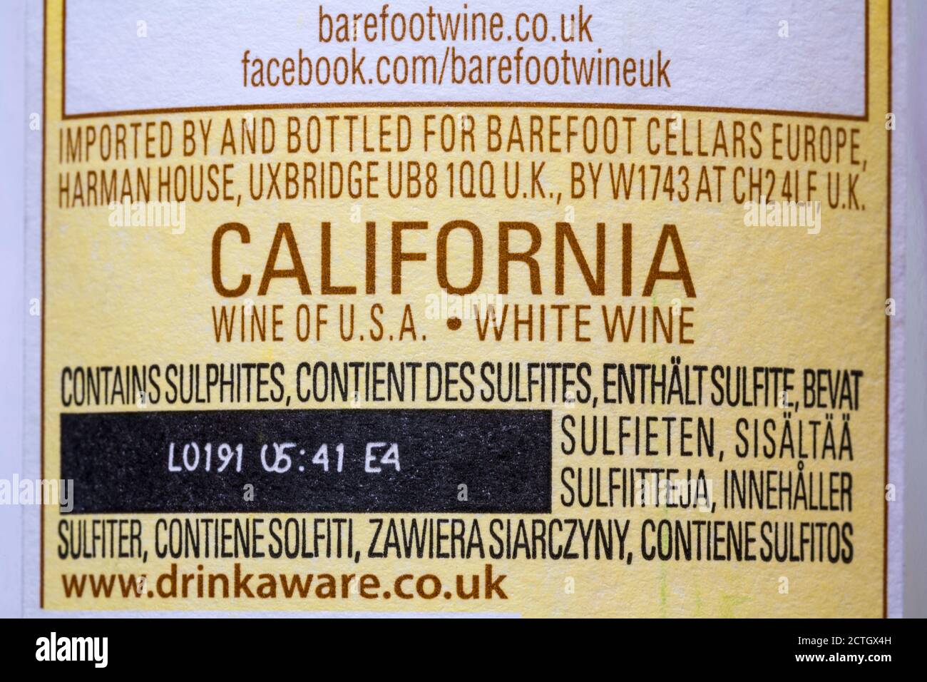 contient des sulfites dans de nombreuses langues différentes sur l'étiquette de vin de Bouteille de vin blanc Barefoot Pinot Grigio - vin de États-Unis Californie californien Banque D'Images