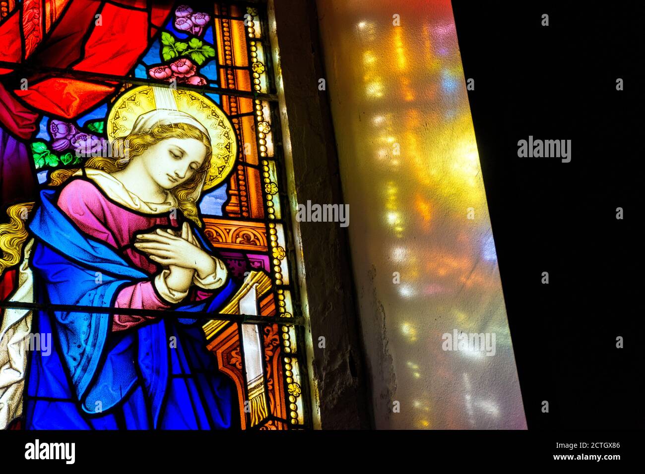 Vitraux représentant une image de Marie mère du Christ dans l'Église de la Sainte famille, Ardara, comté de Donegal, Irlande Banque D'Images