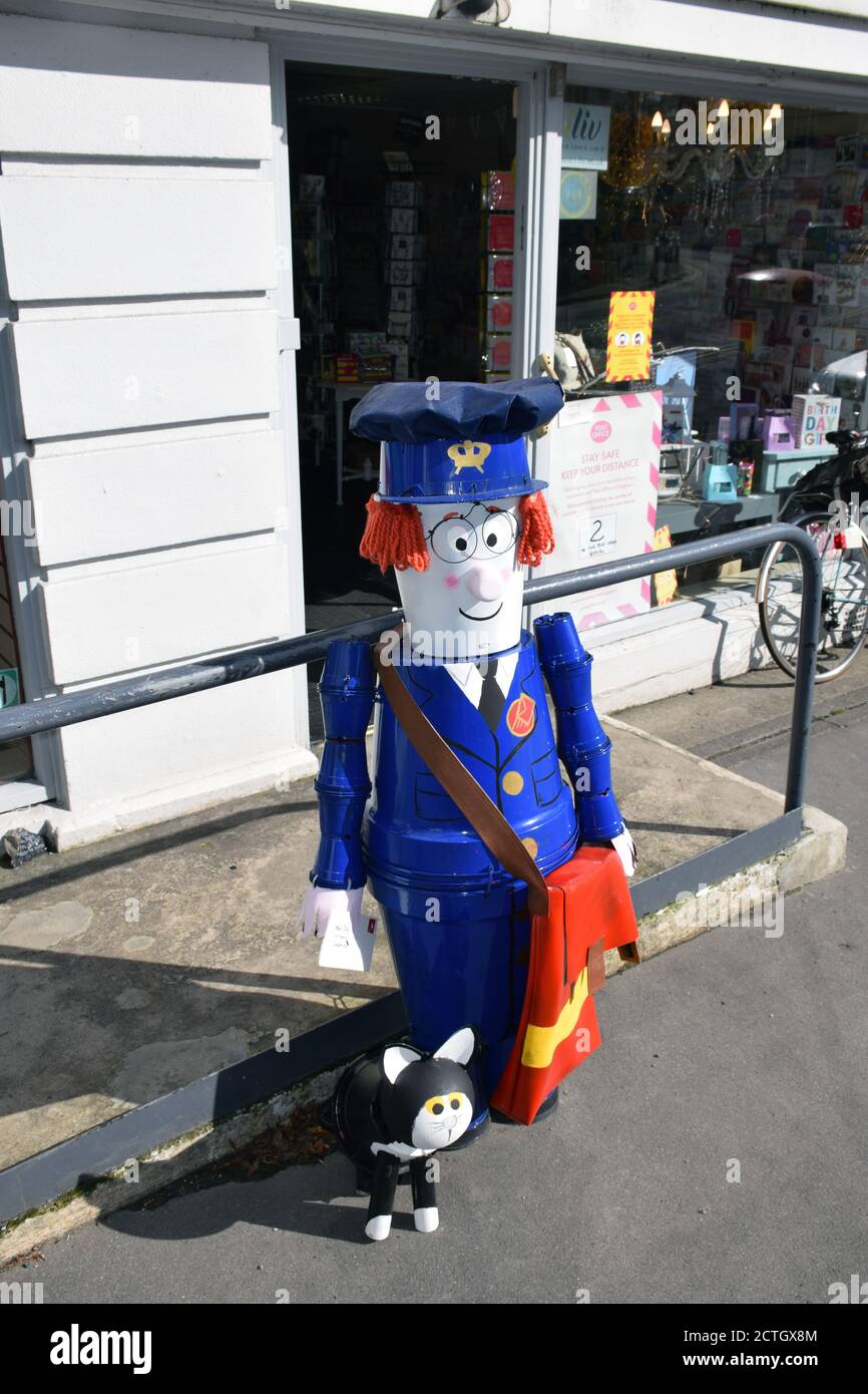 Postman Pat Flowerpot homme à l'extérieur du bureau de poste de Settle, Yorkshire Dales Royaume-Uni sept 2020. Chaque été, la ville est décorée avec des créations originales de fleurs Banque D'Images