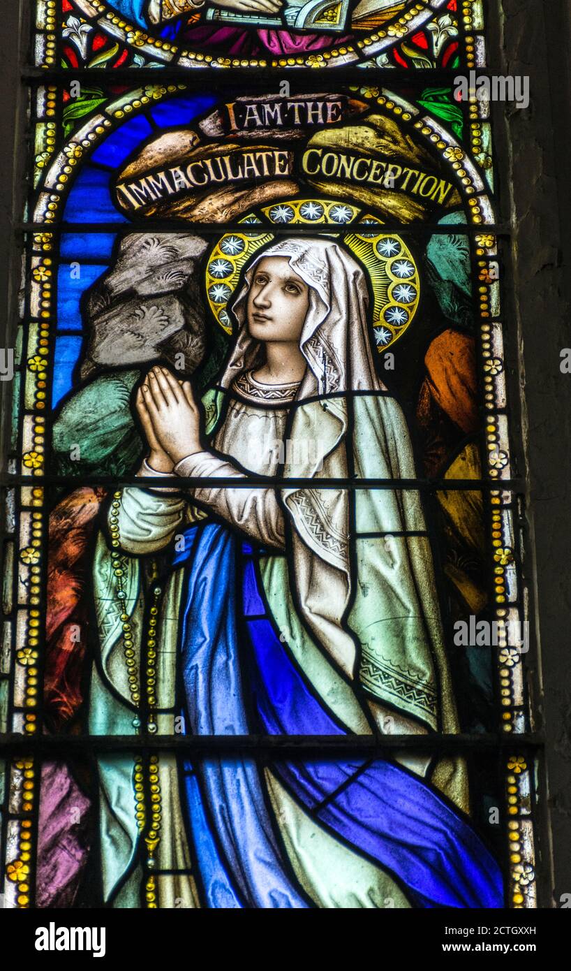 Vitraux représentant une image de Marie mère du Christ dans l'Église de la Sainte famille, Ardara, comté de Donegal, Irlande Banque D'Images