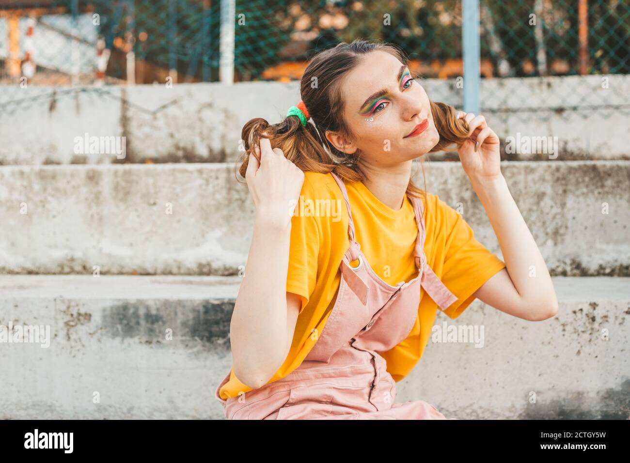 Portrait d'une jeune fille blonde avec picots. Maquillage solide Banque D'Images