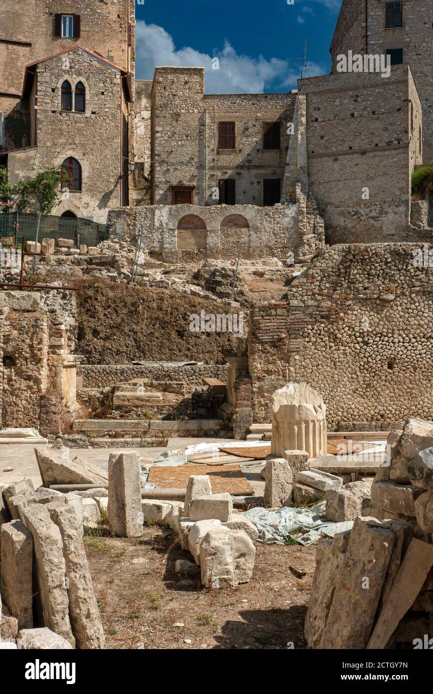 Fouilles archéologiques au Forum romain Aemilianum dans le vieux village de Terracina, Latina (Italie) . Banque D'Images