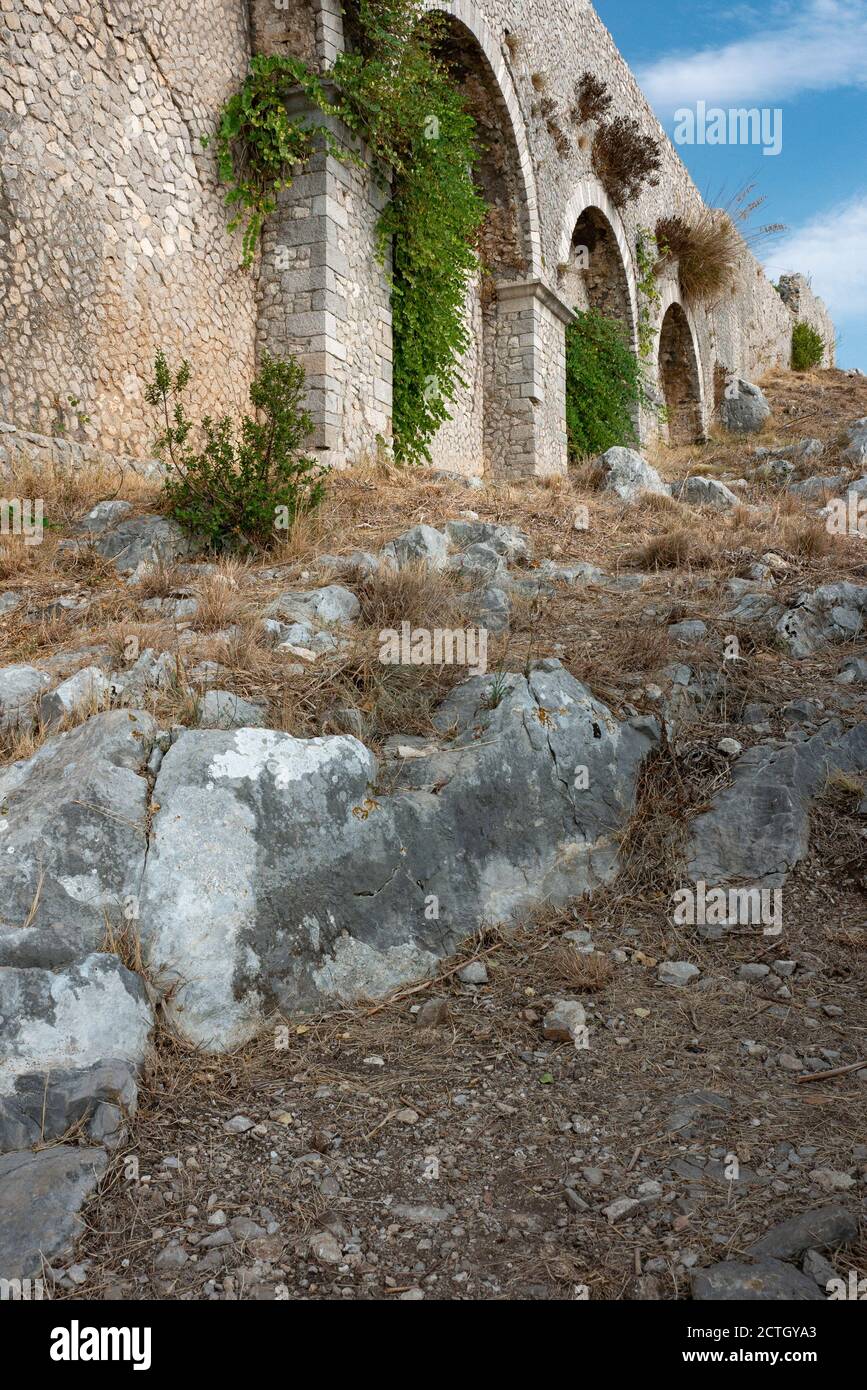 Les grandes arches du temple de Jupiter Anxur, sur la colline de Terracina, Latina (Italie); les grands rochers au premier plan. Banque D'Images