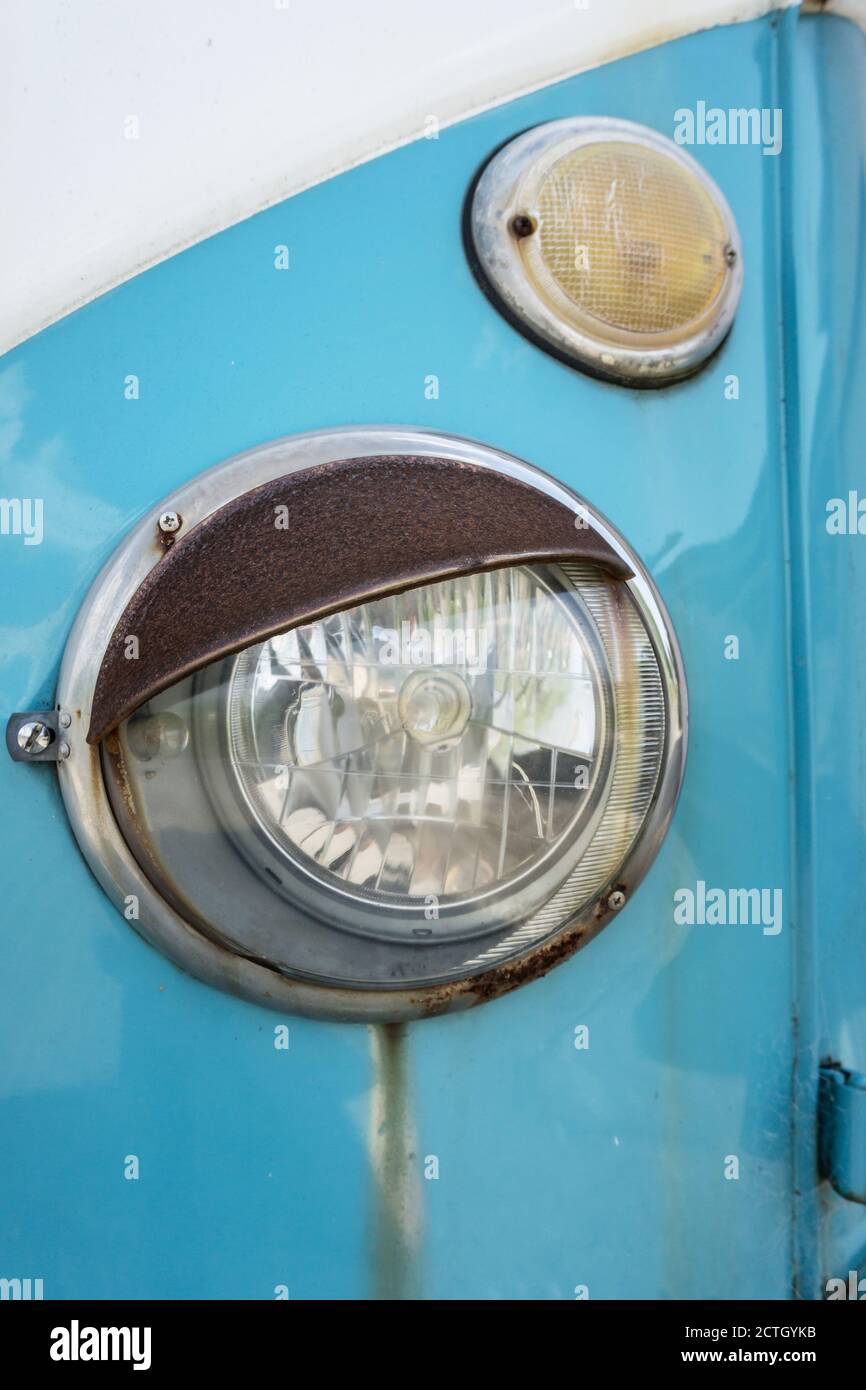 Détail du phare avant sur un ancien véhicule Volkswagen de type 2 à fenêtre divisée/écran de camping, bus ou kombi Banque D'Images