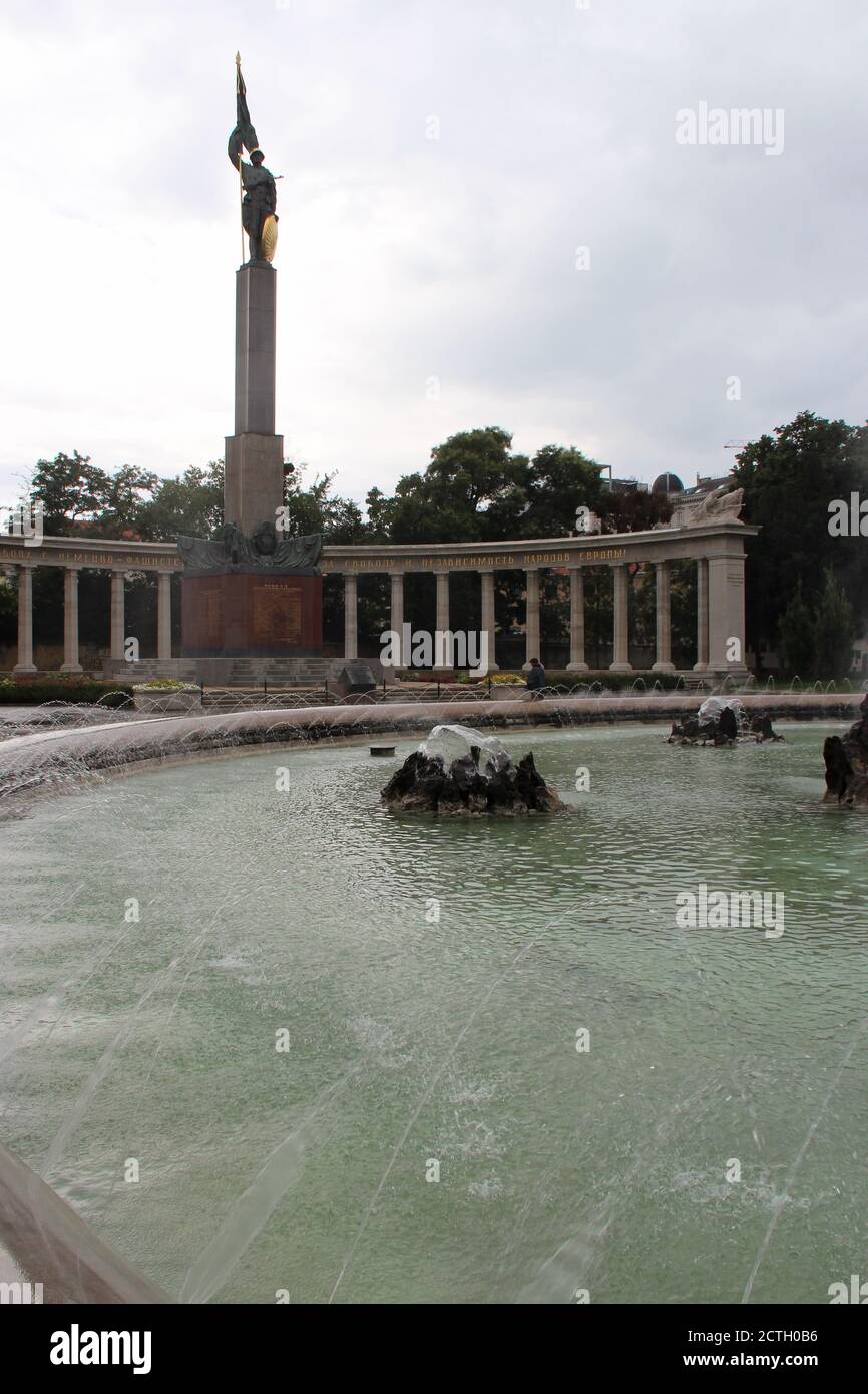 fontaine (Hochstrahlbrunnen) et monument soviétique à vienne (autriche) Banque D'Images
