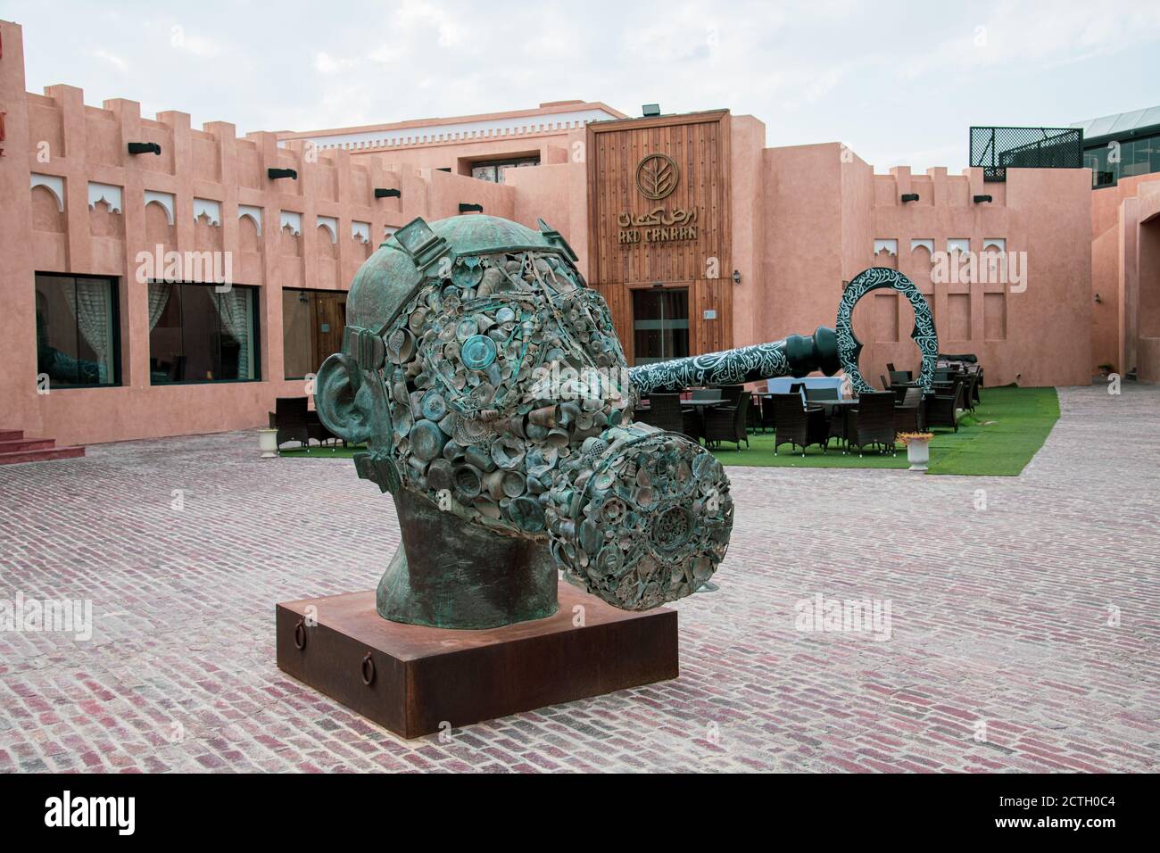 Doha, Qatar - novembre 20. 2019. Sculptures de vieux plats métalliques dans le village culturel de Katara Banque D'Images