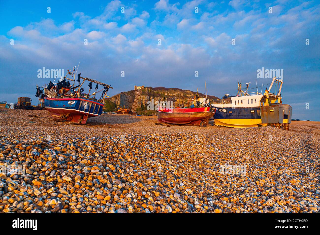 Bateaux de pêche et East Hill Lift Upper Station. Hastings, East Sussex, Angleterre, Royaume-Uni Banque D'Images