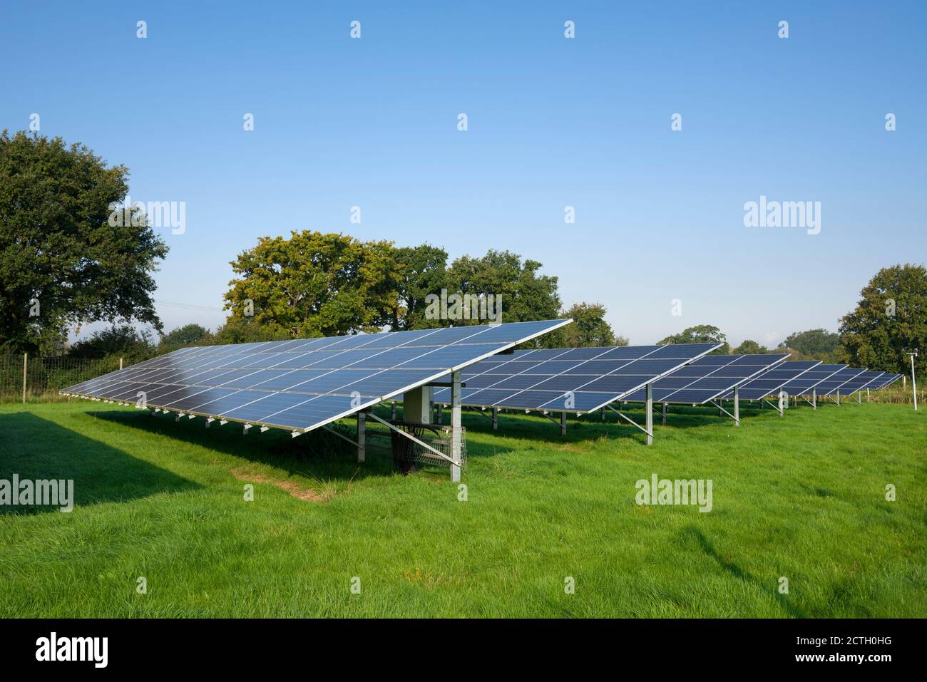 Panneaux solaires dans un champ produisant de l'électricité près de Churchill, dans le nord du Somerset, en Angleterre. Banque D'Images